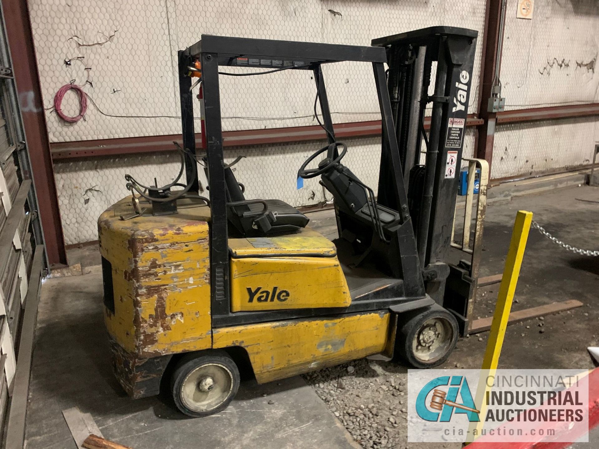 5,000 LB. YALE GLC050 LP GAS SOLID TRIE LIFT TRUCK; S/N N592638, 82" / 190" 3-STAGE MAST, SIDE - Image 2 of 6