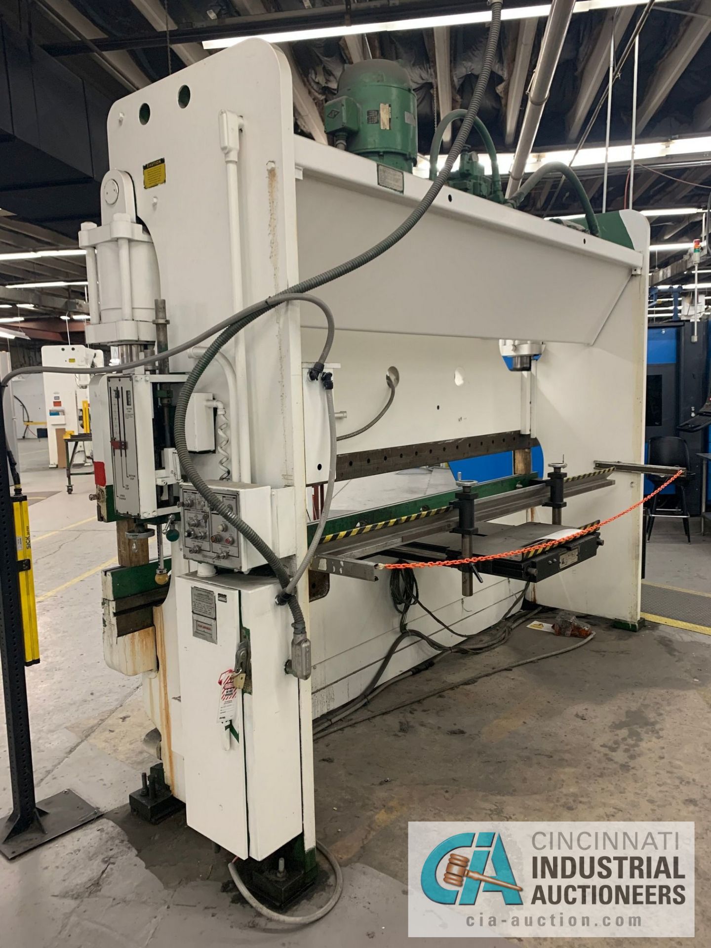 135 TON X 12' CINCINNATI 135CB HYDRAULIC POWER PRESS BRAKE; S/N 42052, 12' OVERALL, 10' BETWEEN - Image 9 of 16