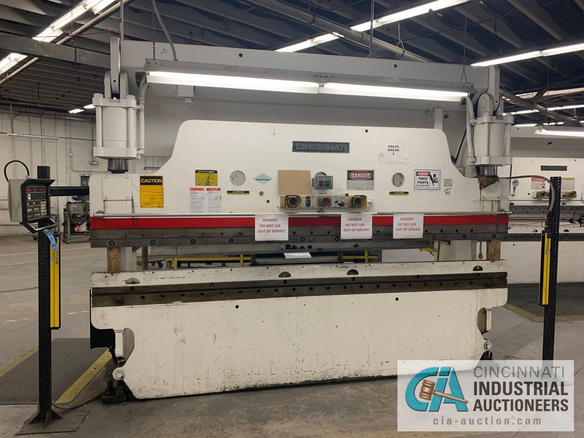 135 TON X 12' CINCINNATI 135CB HYDRAULIC POWER PRESS BRAKE; S/N 42052, 12' OVERALL, 10' BETWEEN - Image 2 of 16