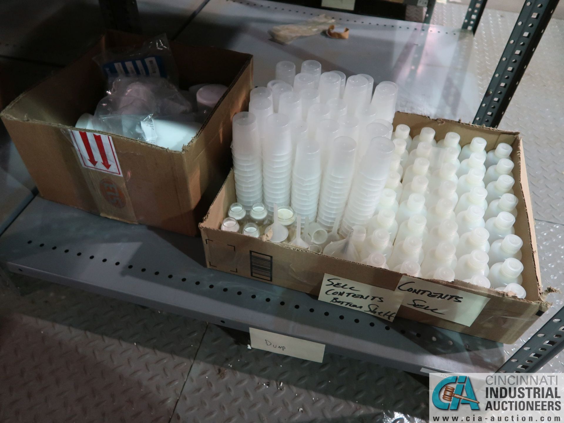 (LOT) ASSORTED LAB GLASS ON (4) SECTIONS OF SHLEVING INCLUDING VARIOUS SIZE BEAKERS, LARGE BOWLS, - Image 4 of 9