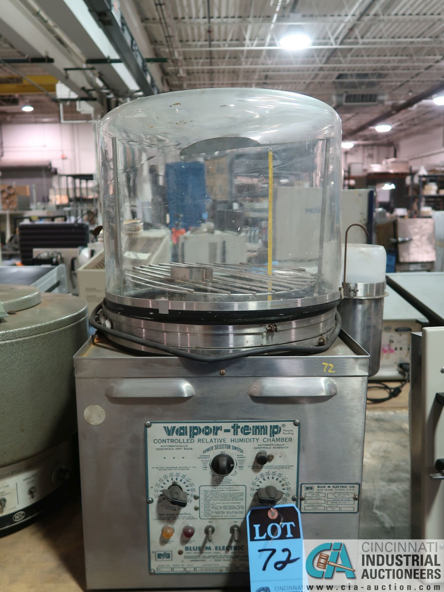 BLUE M ELECTRIC MODEL VP-100 CONTROLLED RELATIVE HUMIDITY CHAMBER; S/N A-609, TEMP. RANGE TO 170