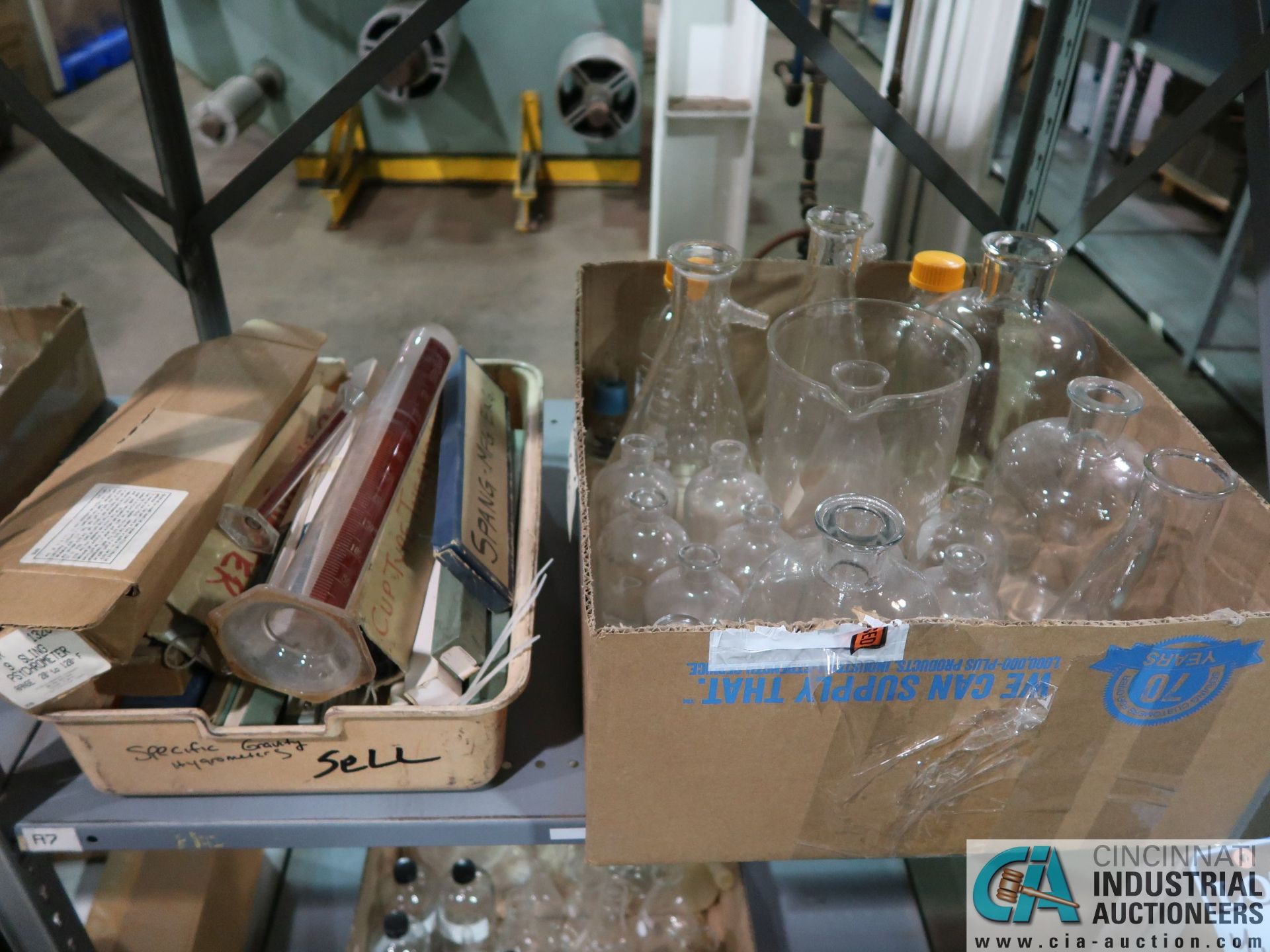 (LOT) ASSORTED LAB GLASS ON (4) SECTIONS OF SHLEVING INCLUDING VARIOUS SIZE BEAKERS, LARGE BOWLS, - Image 7 of 9