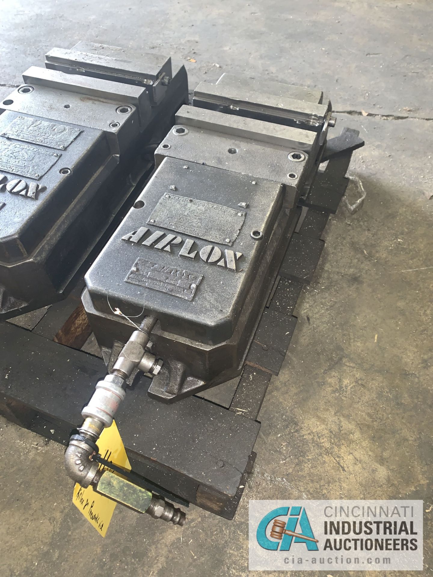 8" AIRLOX PNEUMATIC VISE - Located in Holland, Ohio