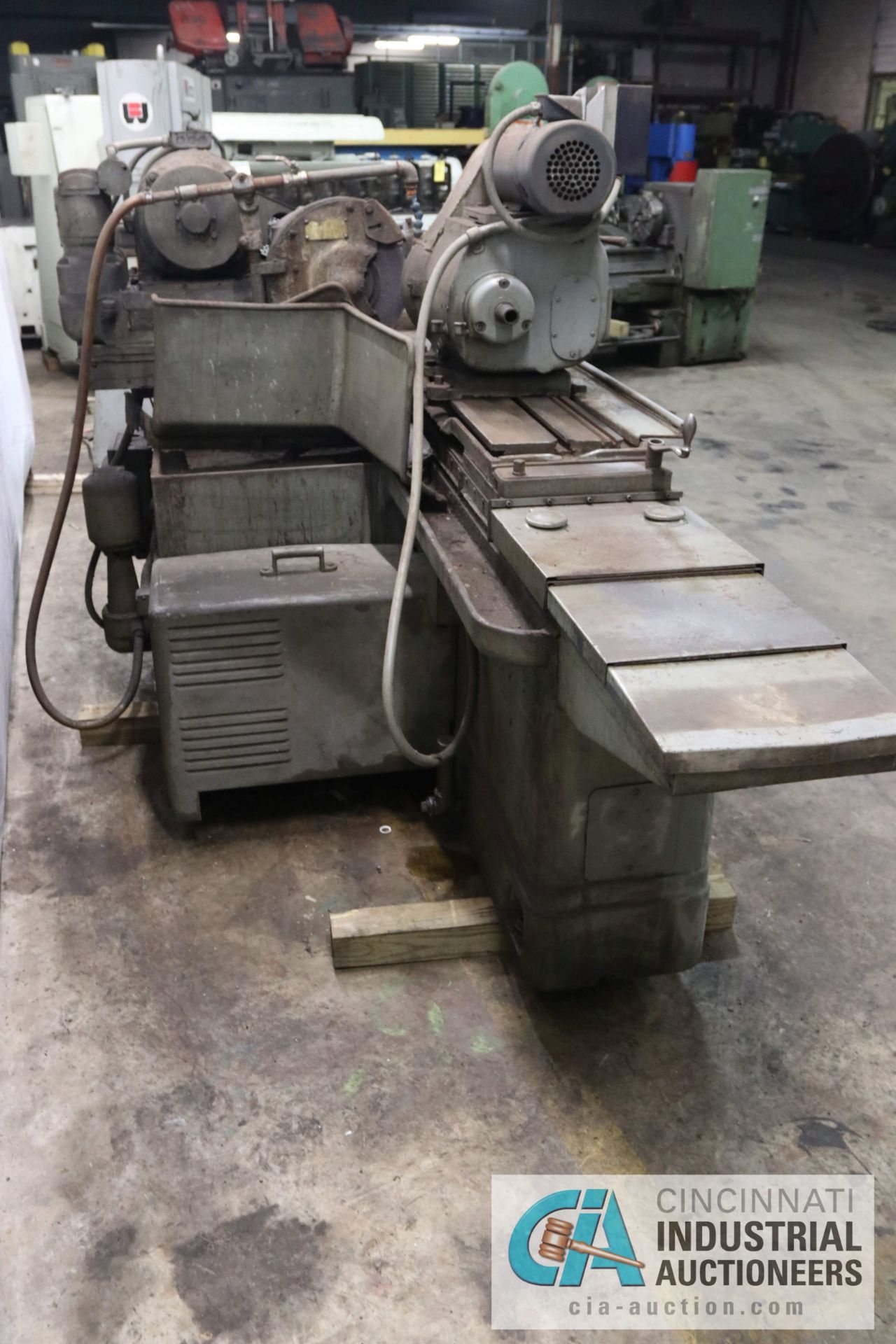 16" X 36" CINCINNATI UNIVERSAL HYDRAULIC CYLINDRICAL GRINDER; S/N 3U5D1L-12, 14" X 2" WHEEL - $200. - Image 4 of 5