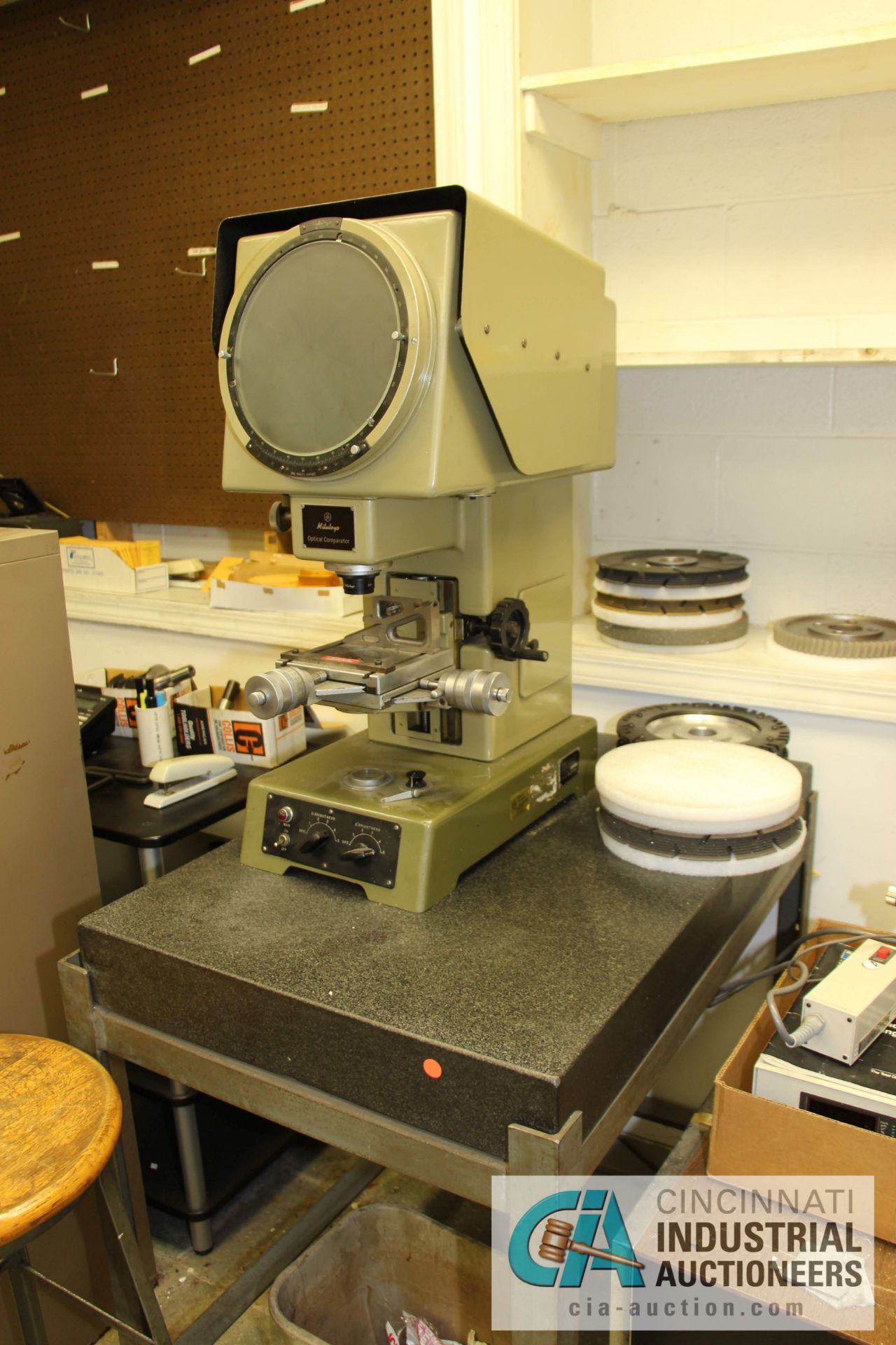 9" MITUTOYO MODEL PJ-250B OPTICAL COMPARATOR - $10.00 Rigging Fee Due to Onsite Rigger - Located