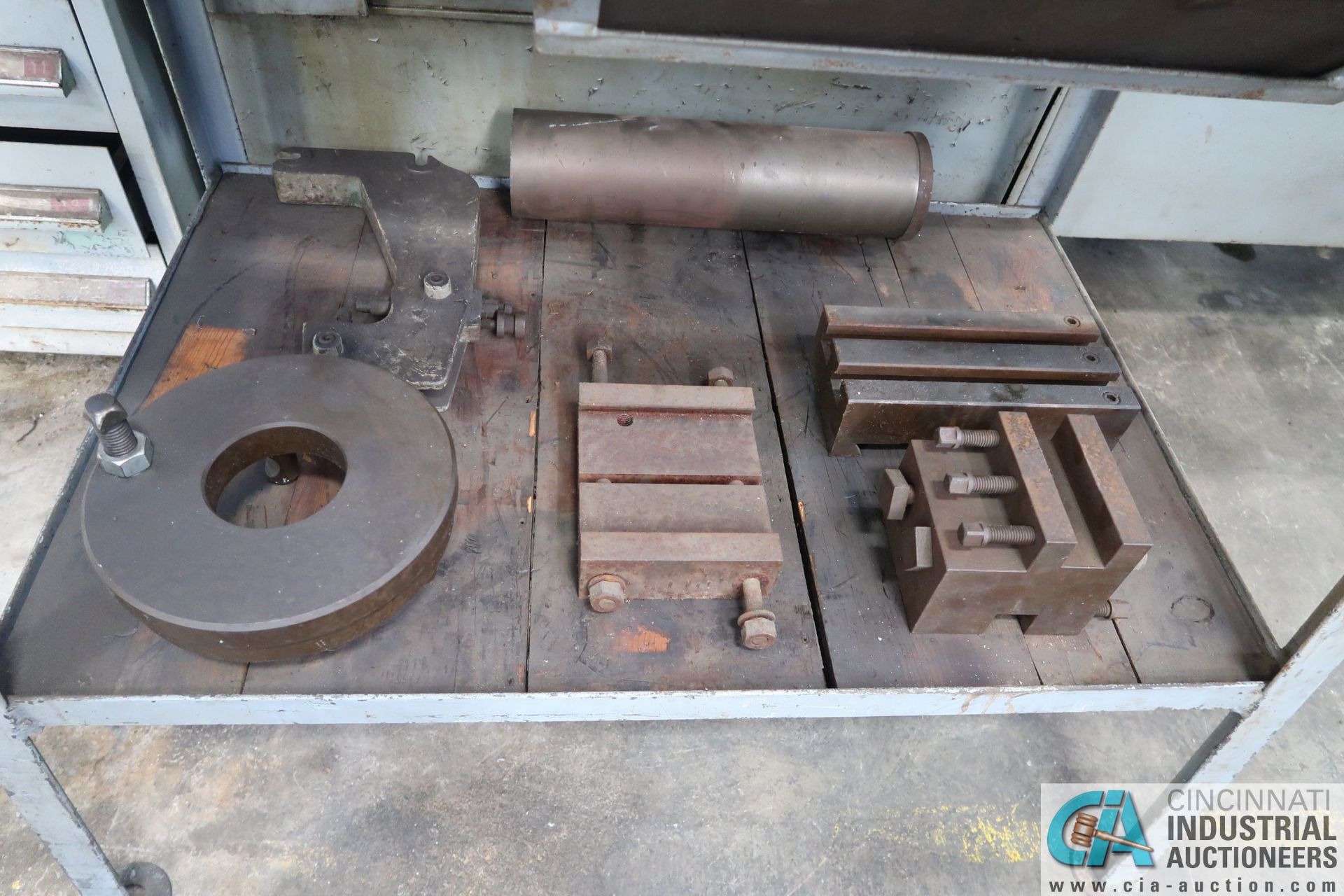 (LOT) RACK WITH LATHE TOOLING - 16" 4-JAW CHUCK CENTERS, DRILL CHUCK, FOLLOW REST - Image 5 of 5