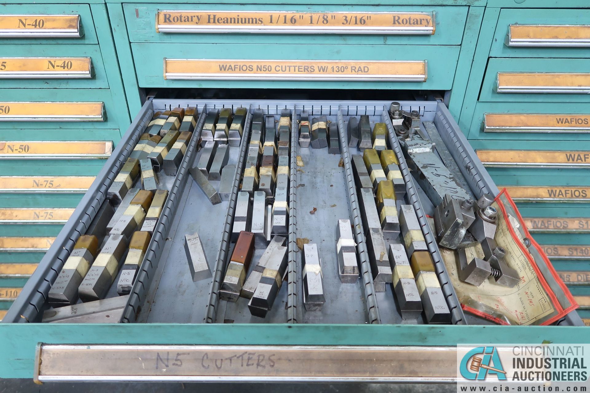 (LOT) TOOLING CABINET WITH CUTTERS, VALVES, PRESSURE BARS - Image 4 of 10