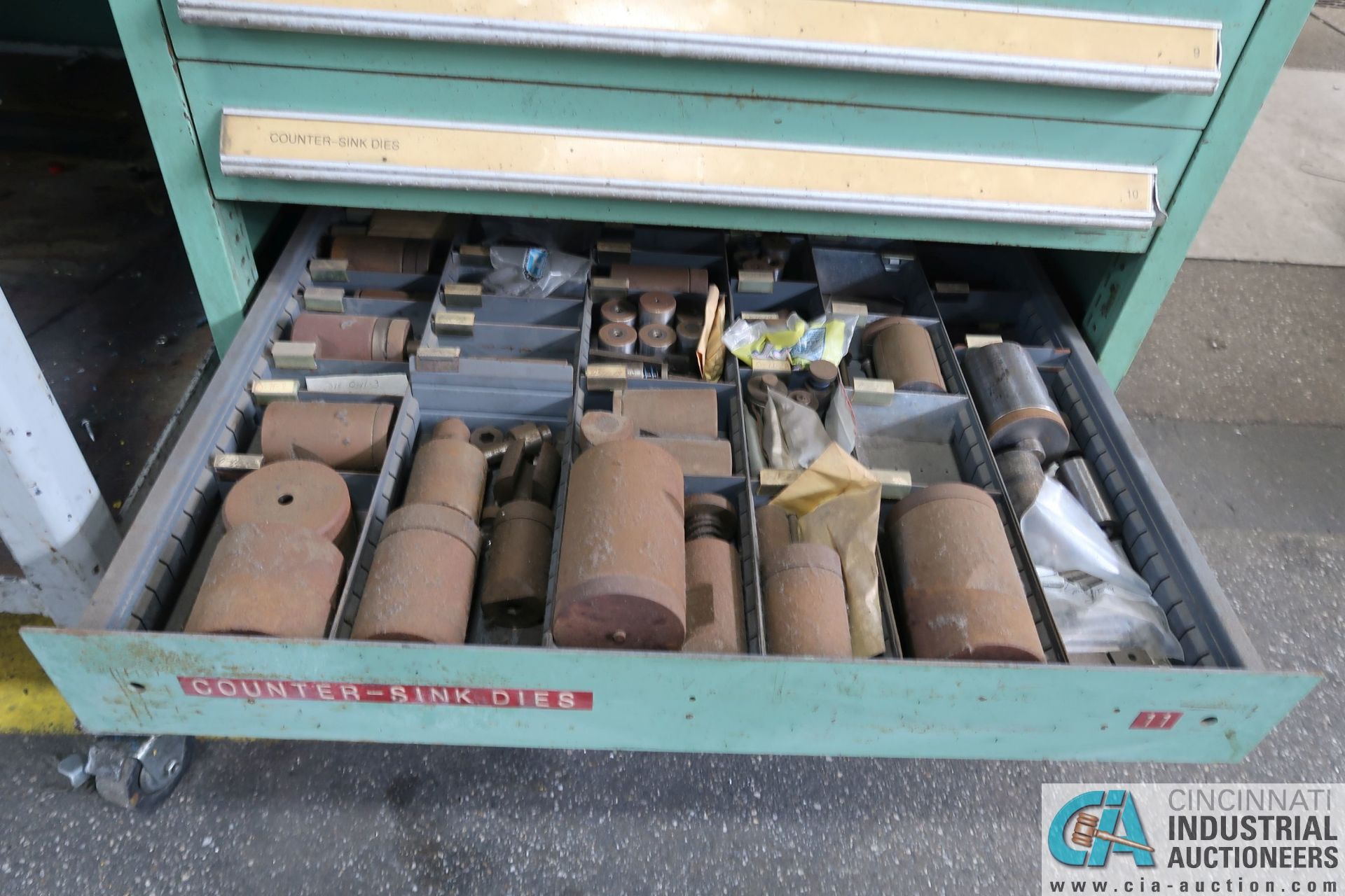 12-DRAWER TOOLING CABINET WITH TOOLING - Image 13 of 14