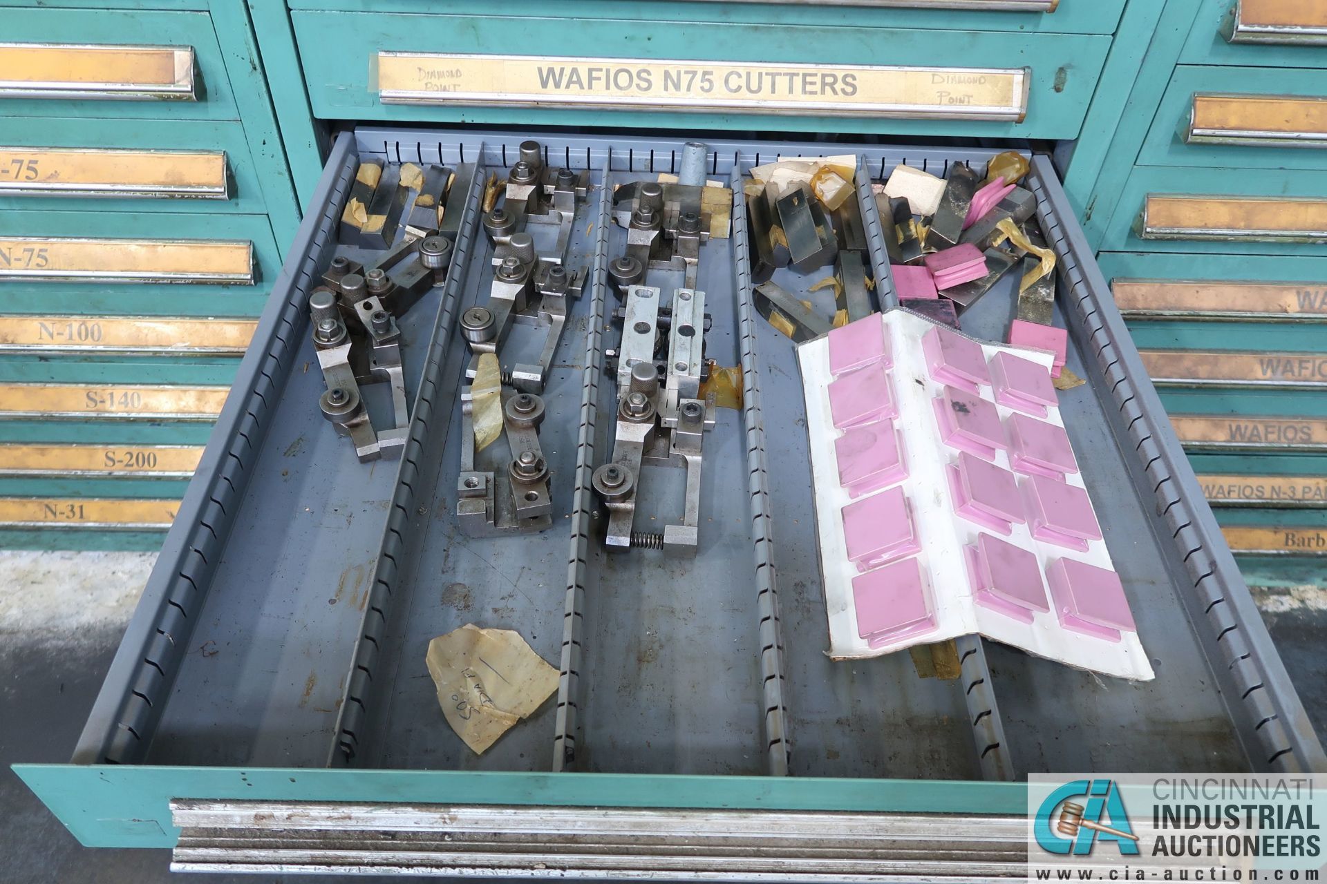 (LOT) TOOLING CABINET WITH CUTTERS, VALVES, PRESSURE BARS - Image 6 of 10