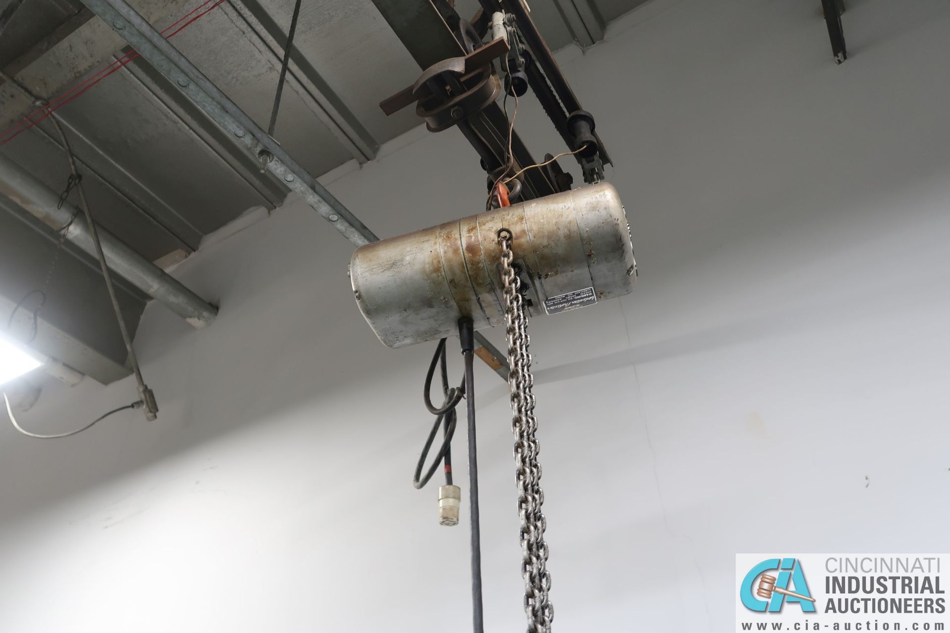 1,000 LB CM ELECTRIC HOIST ** NO RAIL **