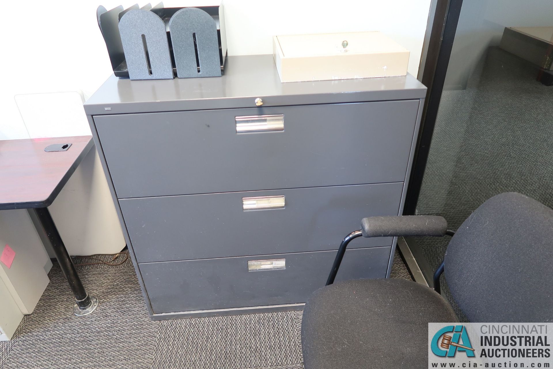 (LOT) CONTENTS OF OFFICE INCLUDING L-SHAPED DESK, CHAIRS, CREDENZA, (2) FILE CABINETS ** NO COMPUTER - Image 4 of 4