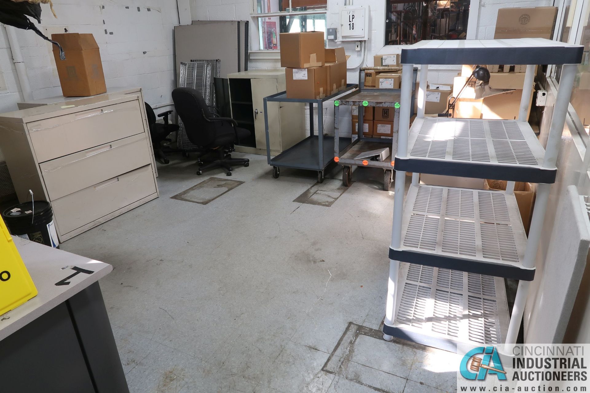 (LOT) CONTENT OFFICE FURNITURE ** NOTHING AFFIXED **