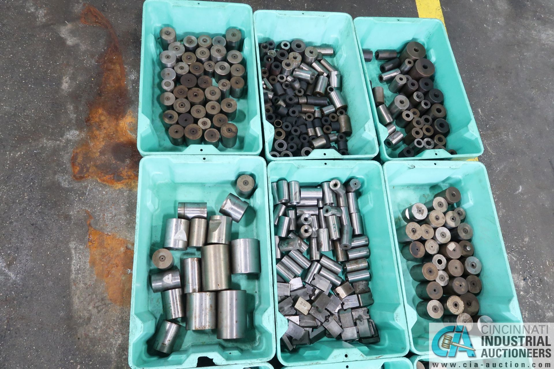 (LOT) ASSORTED COLD HEADING TOOLING IN 12 GREEN TOTES - DIES, CASINGS, QUIL, CUTTER AND OTHER - Image 3 of 3
