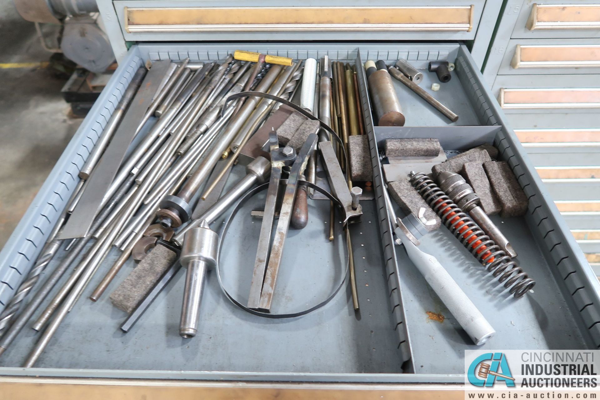 12-DRAWER CABINET WITH HARDWARE AND TOOL ROOM ITEMS - Image 5 of 8