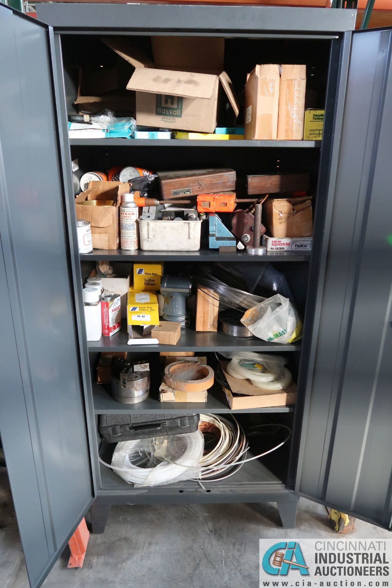 (LOT) 2-DOOR CABINET WITH CONTENTS - TOOLROOM ACCESSORIES - Image 2 of 4