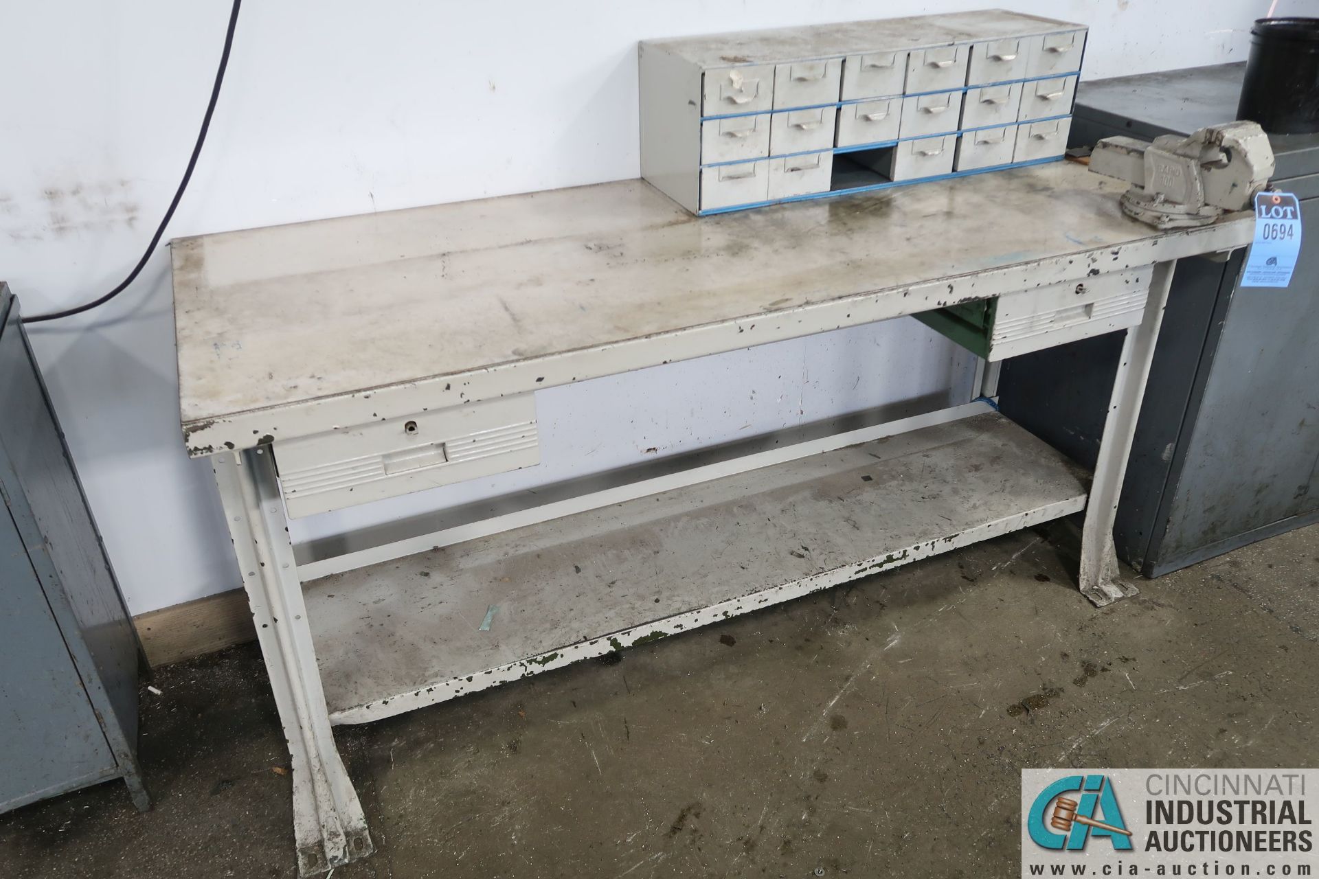 (LOT) BENCH WITH VISE
