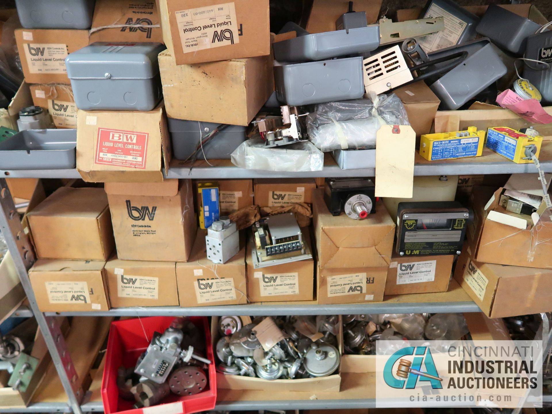 CONTENTS OF (16) SHELVES INCLUDING MISCELLANEOUS VALVES, THERMOSTATS, ANALYZERS, ELECTRICAL, CONTROL - Image 22 of 47