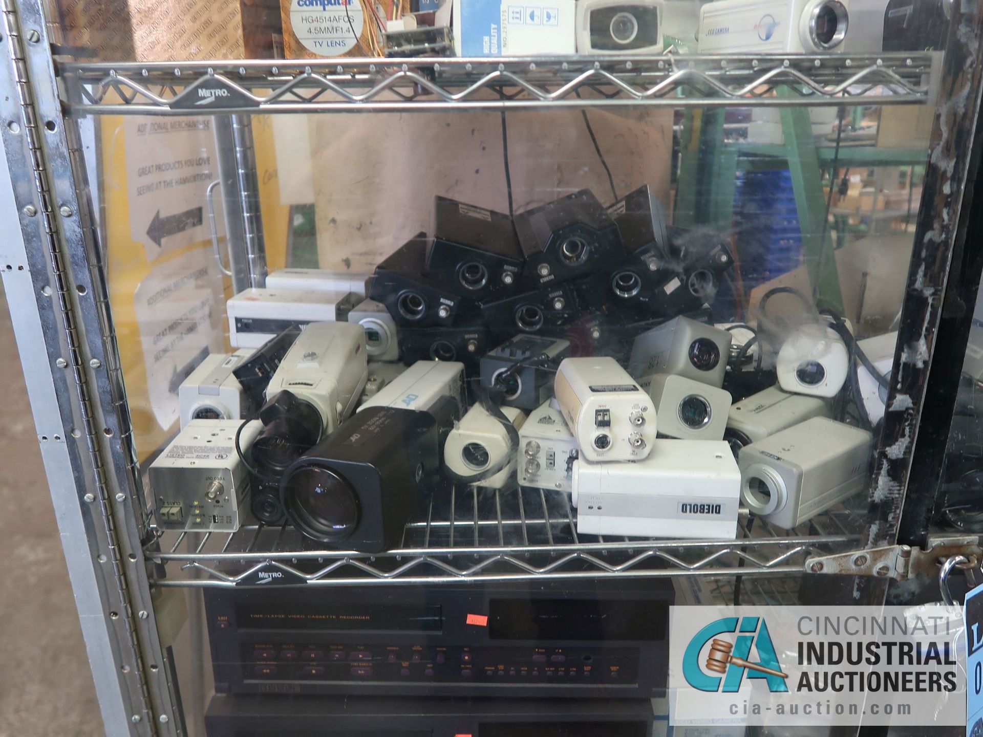 PORTABLE SHOWCASE WITH SECURITY CAMERAS, LENS, CONTROLS, VIDEO CASSETE RECORDERS - Image 2 of 5