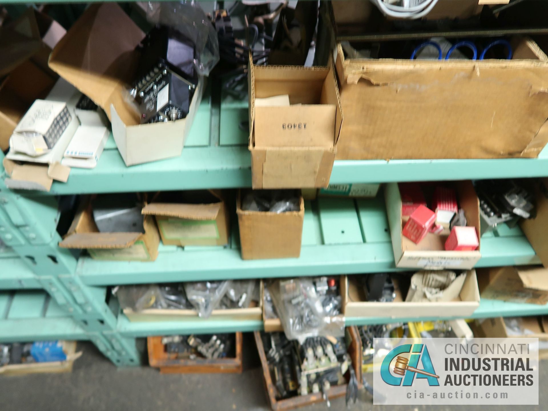 (LOT) CONTENTS OF (3) SECTION GREEN RACK - ALLEN BRADLEY ELECTRICAL COMPONENTS, INDUSTRIAL - Image 8 of 16