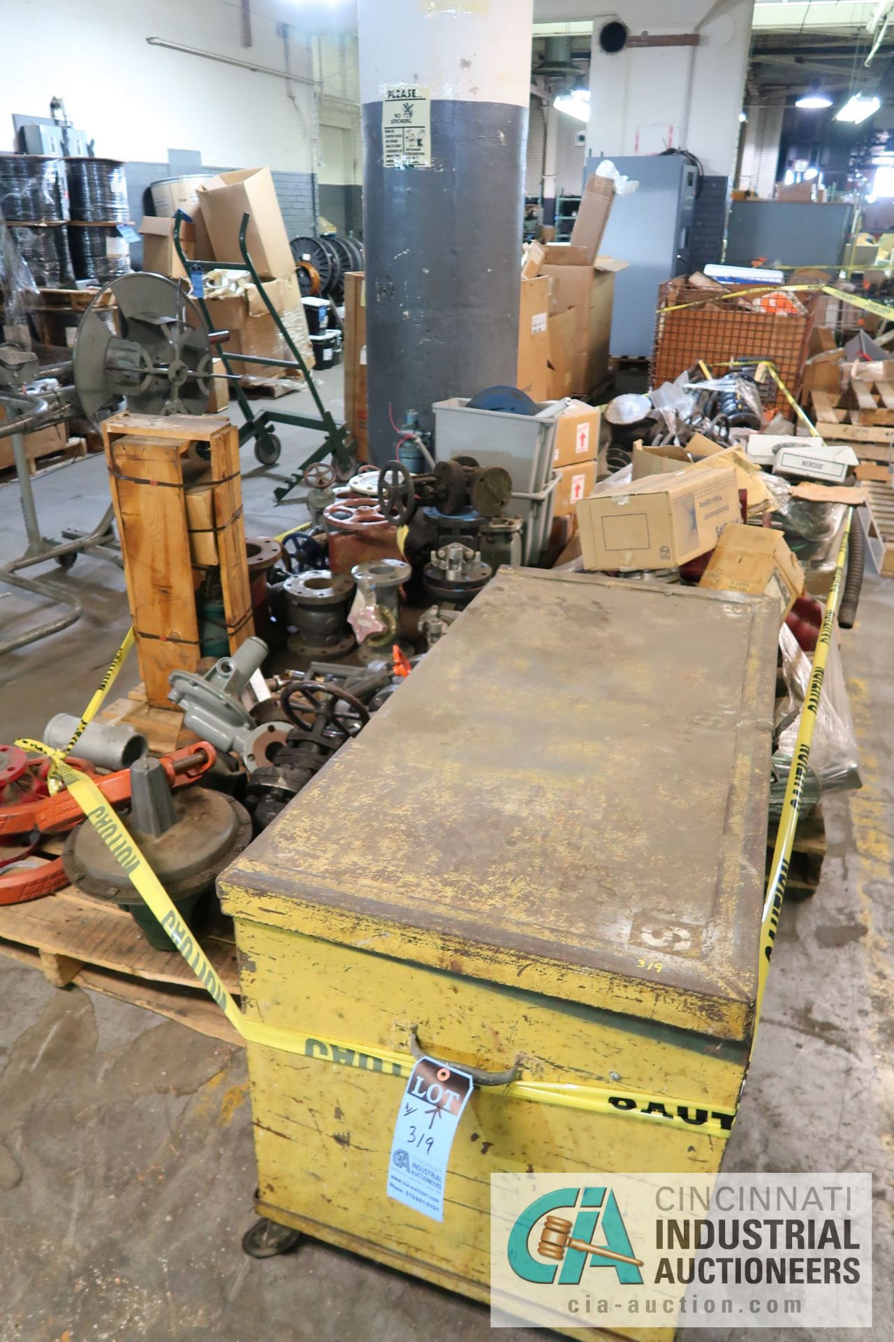 (LOT) LARGE QUANTITY OF GATE VALVES (UO TO 6") AND PIPE FLANGES ON (6) SKIDS AND (1) JOBOX - SEE