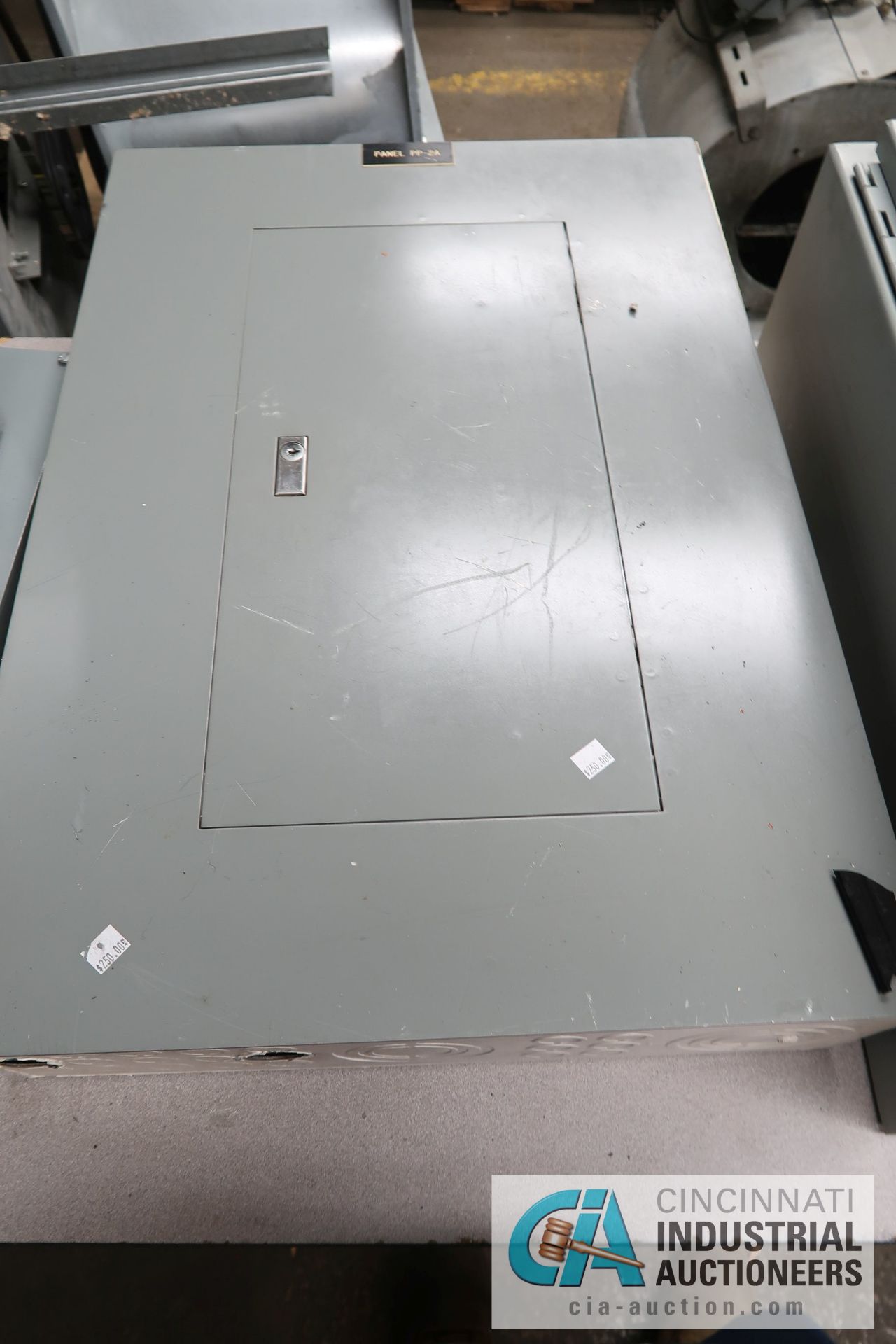 (LOT) TABLE WITH ELECTRICAL - (4) SERVICE PANELS BY GE AND SIEMENS, DISCONNECT SWITH AND PUMP - Image 5 of 6