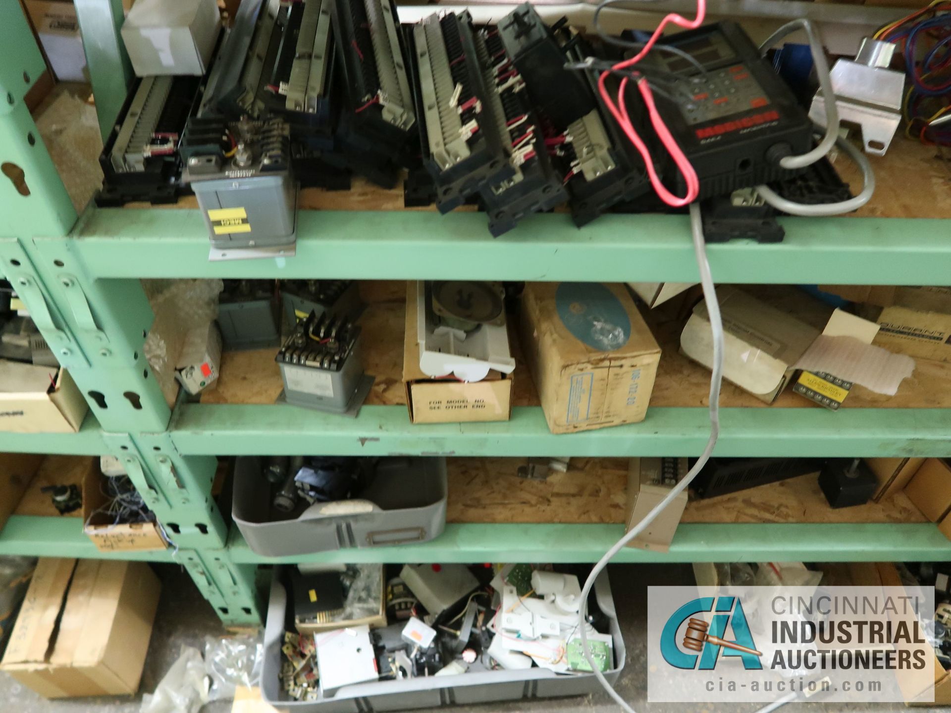 (LOT) CONTENTS OF (3) SECTION GREEN RACK - ALLEN BRADLEY ELECTRICAL COMPONENTS, INDUSTRIAL - Image 20 of 25