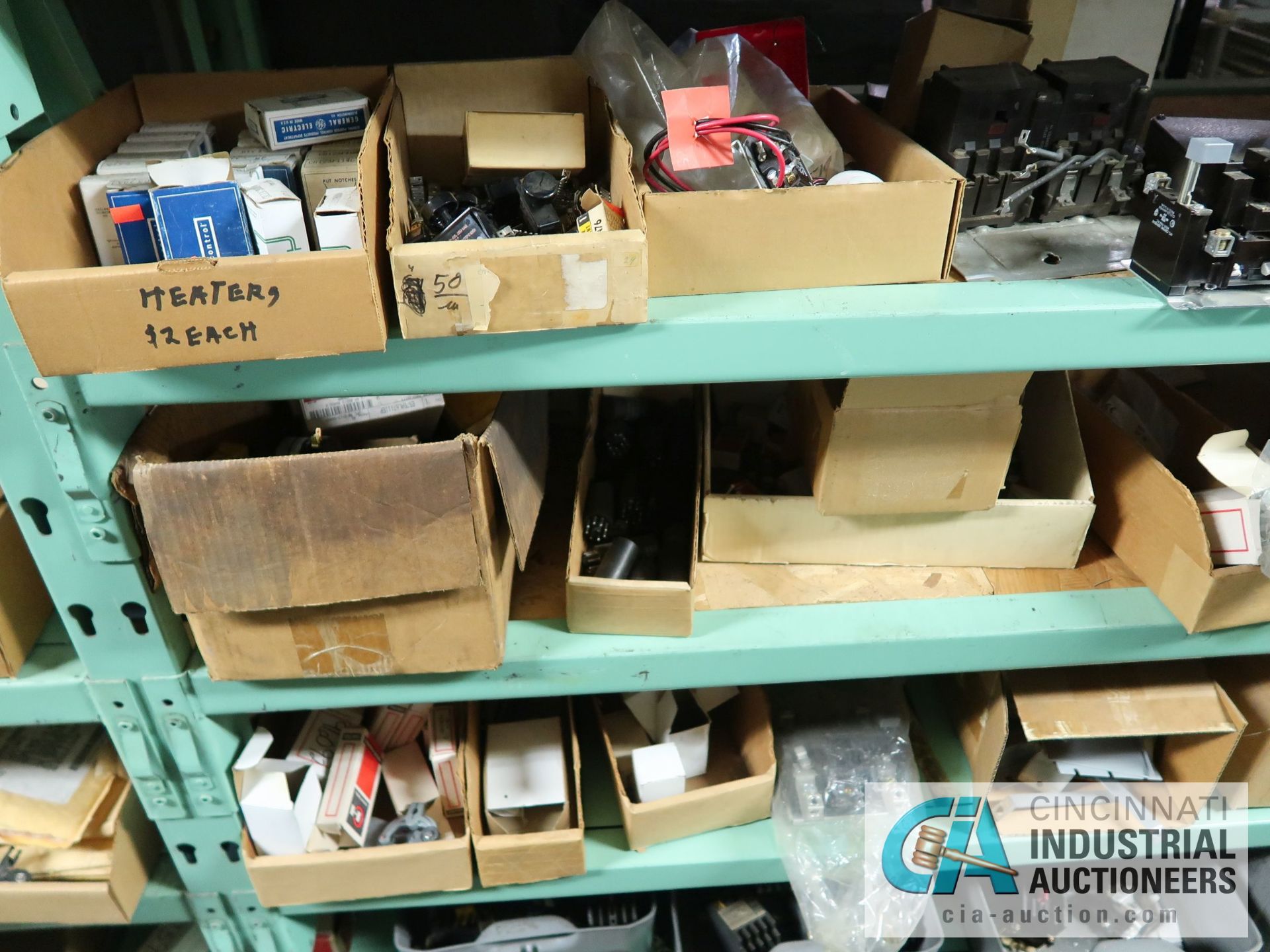 (LOT) CONTENTS OF (3) SECTION GREEN RACK - ALLEN BRADLEY ELECTRICAL COMPONENTS, INDUSTRIAL - Image 6 of 16