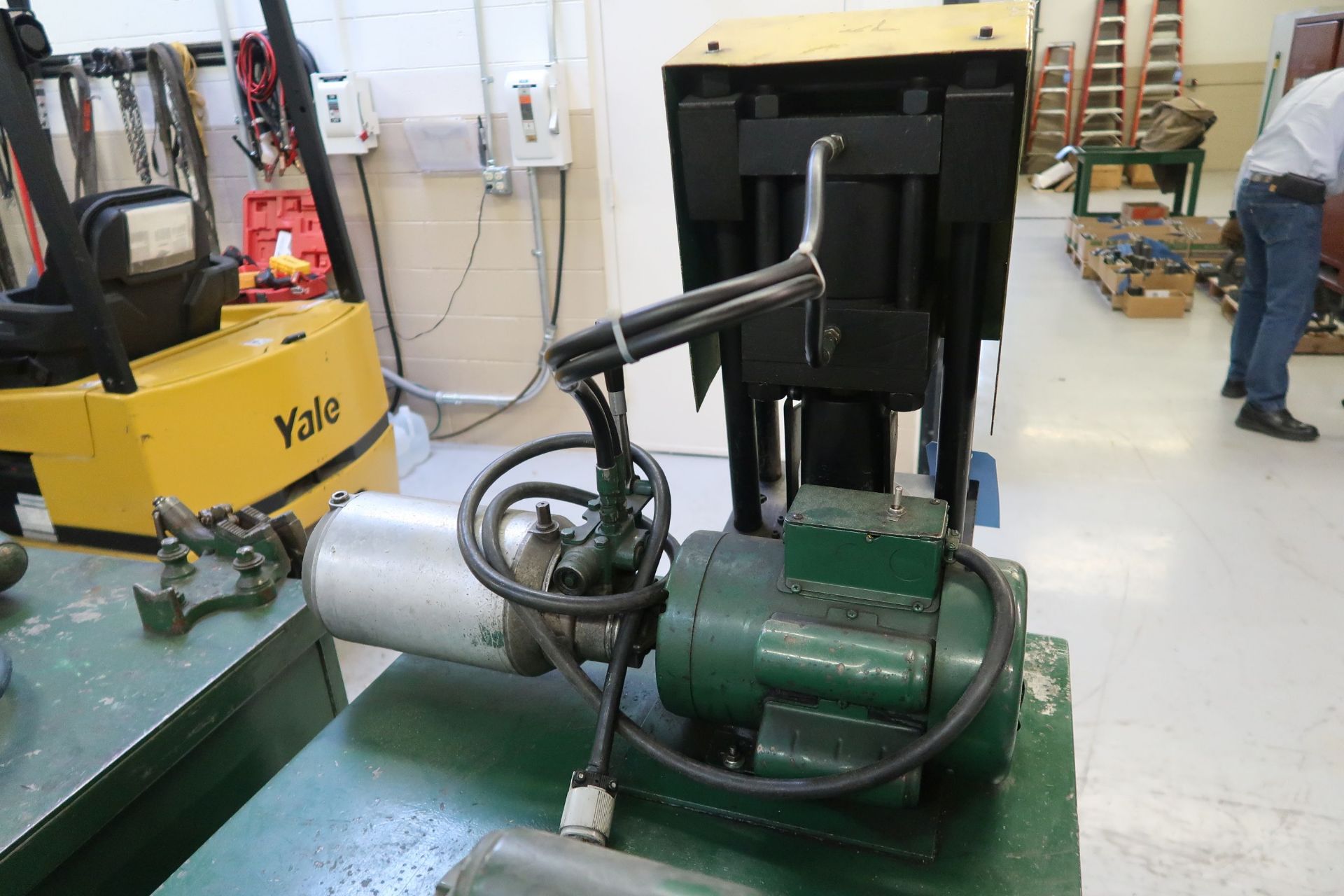 PARKER BENCH MOUNT HYDRAULIC HOSE CRIMPING MACHINE, 1-1/2 HP MOTOR WITH HOSE CUT OFF SAW AND KNACK - Image 2 of 4