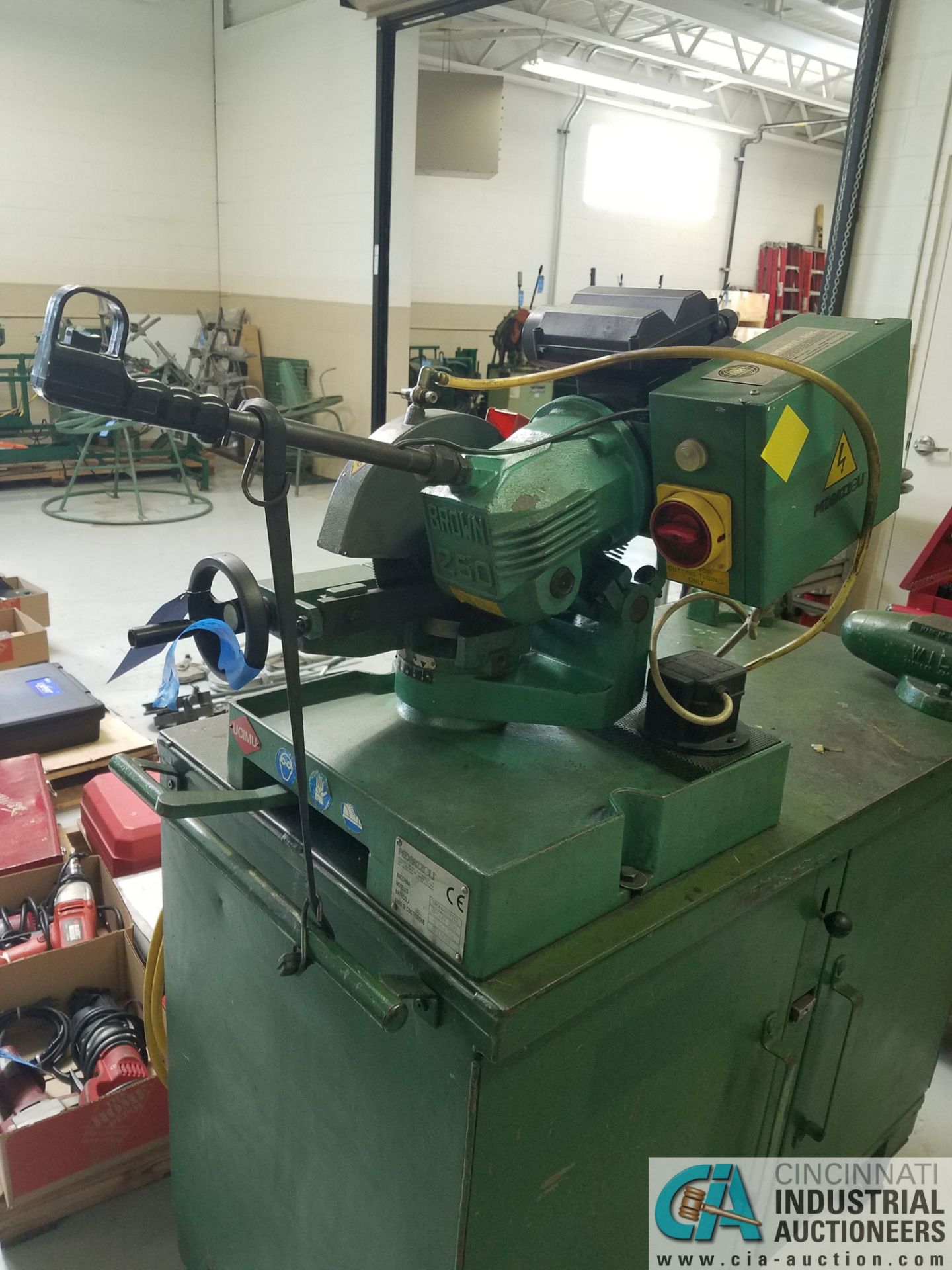 BROWN MODEL 250 TABLE MOUNTED SAW; S/N 034436, MOUNTED ON PORTABLE JOBBOX WITH 4-1/2 BENCH VISE - Image 2 of 6