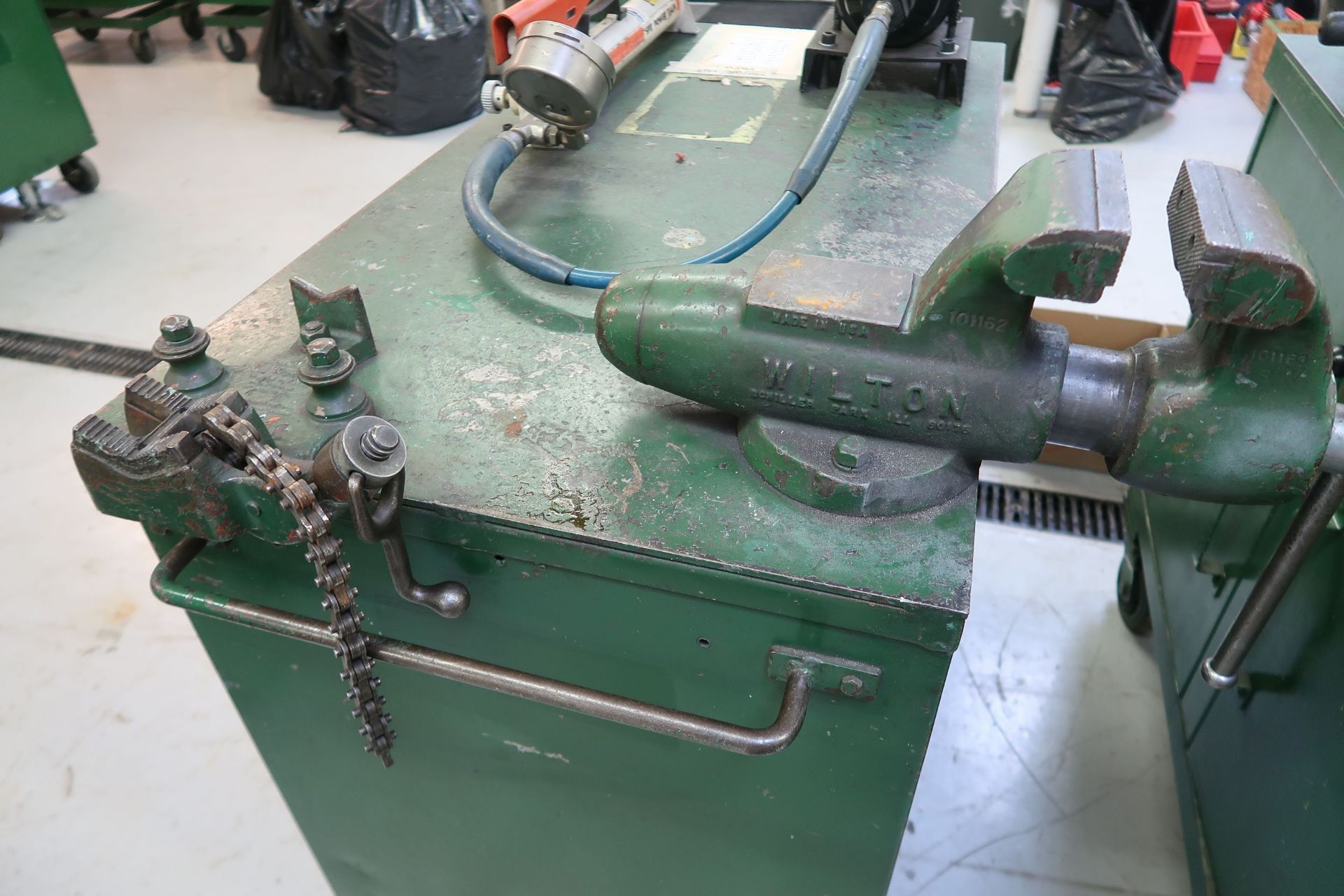 HYDRATOOL PRESETTING TOOL WITH SPX HYDRAULIC HAND PUMP, WILTON VISE, CHAIN VISE AND KNACK PORTABLE - Image 5 of 6