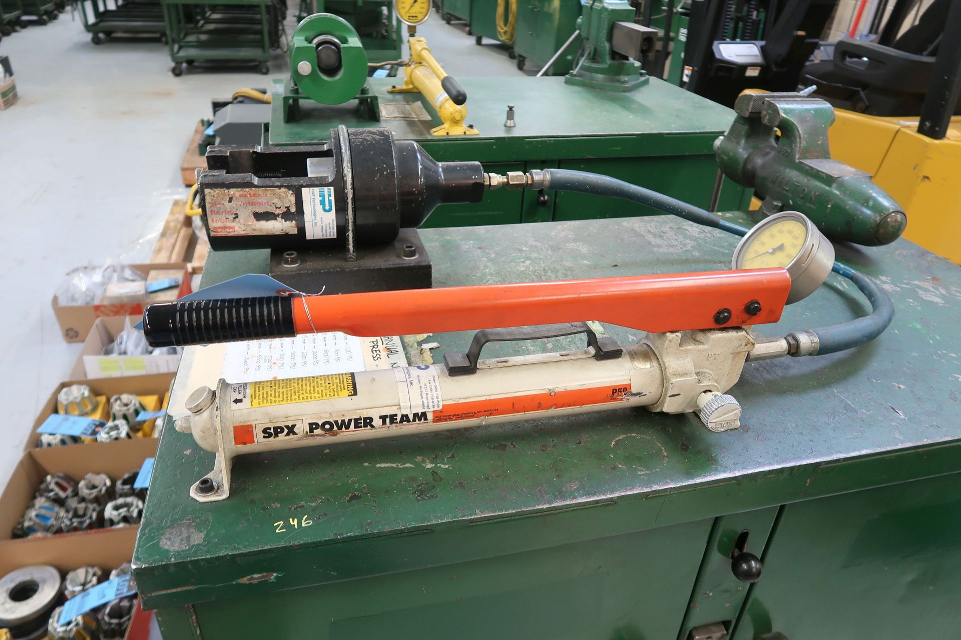 HYDRATOOL PRESETTING TOOL WITH SPX HYDRAULIC HAND PUMP, WILTON VISE, CHAIN VISE AND KNACK PORTABLE - Image 2 of 6