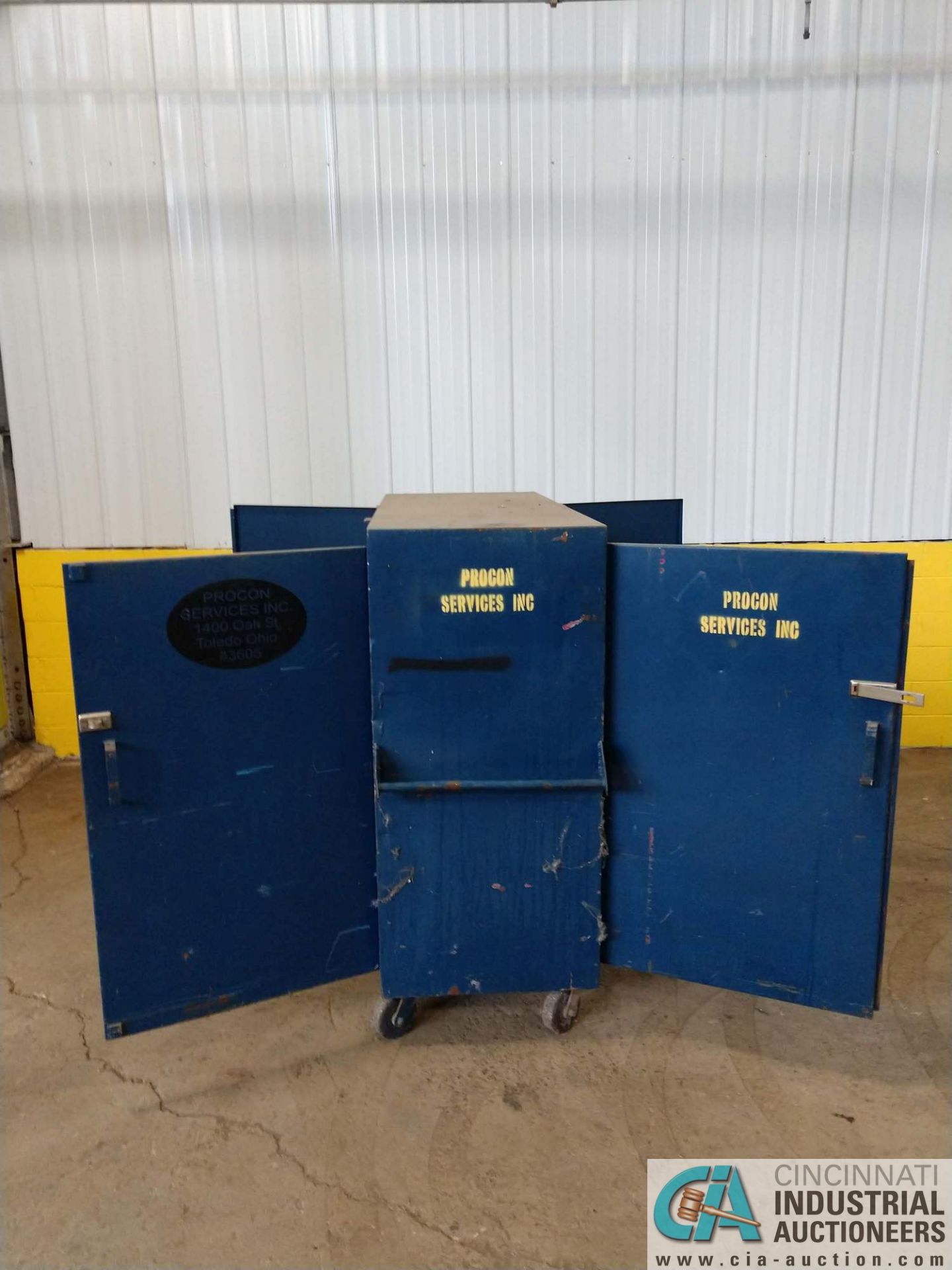 26" X 66" X 62" BLUE PORTABLE JOBOX CABINET ON CASTERS **LOCATED AT 1400 OAK ST., TOLEDO, OHIO** - Image 2 of 4