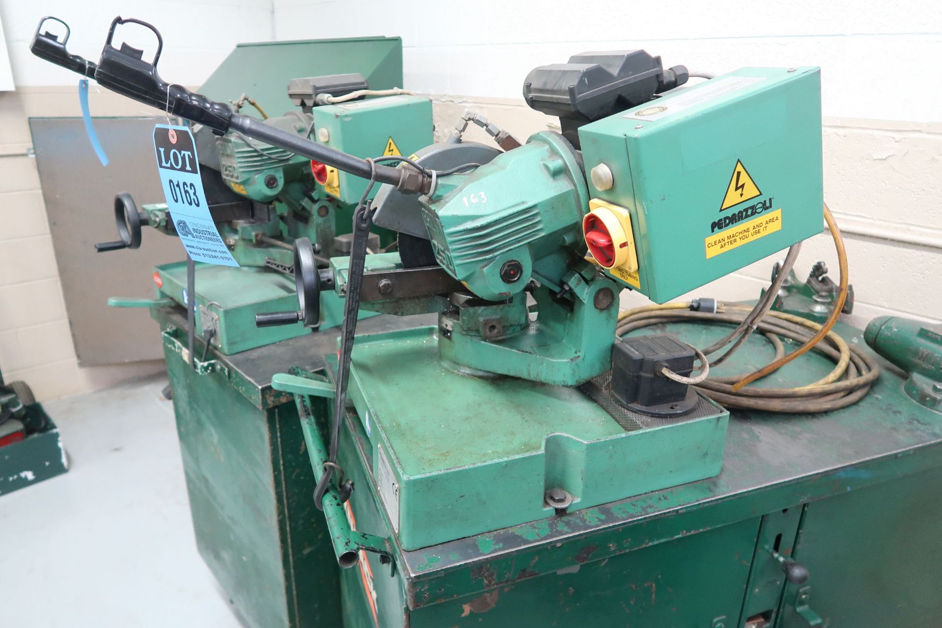 BROWN MODEL 250 TABLE MOUNTED SAW; S/N 034447, MOUNTED ON PORTABLE JOBBOX WITH 4-1/2 BENCH VISE - Image 2 of 5