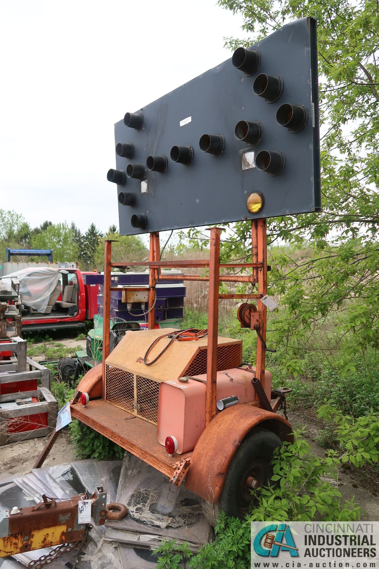 TRAILER MOUNTED DIESEL POWERED ARROW SIGN - Image 2 of 4