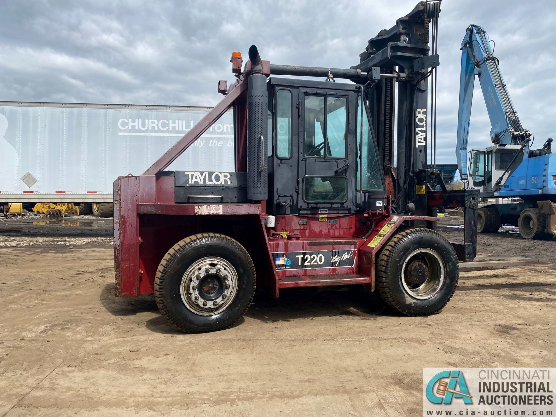 22,000 LB. CAPACITY TAYLOR T-220S "BIG RED" DIESEL, DUAL TIRE PNEUMATIC LIFT TRUCK, 93" FORKS, 17, - Image 3 of 12