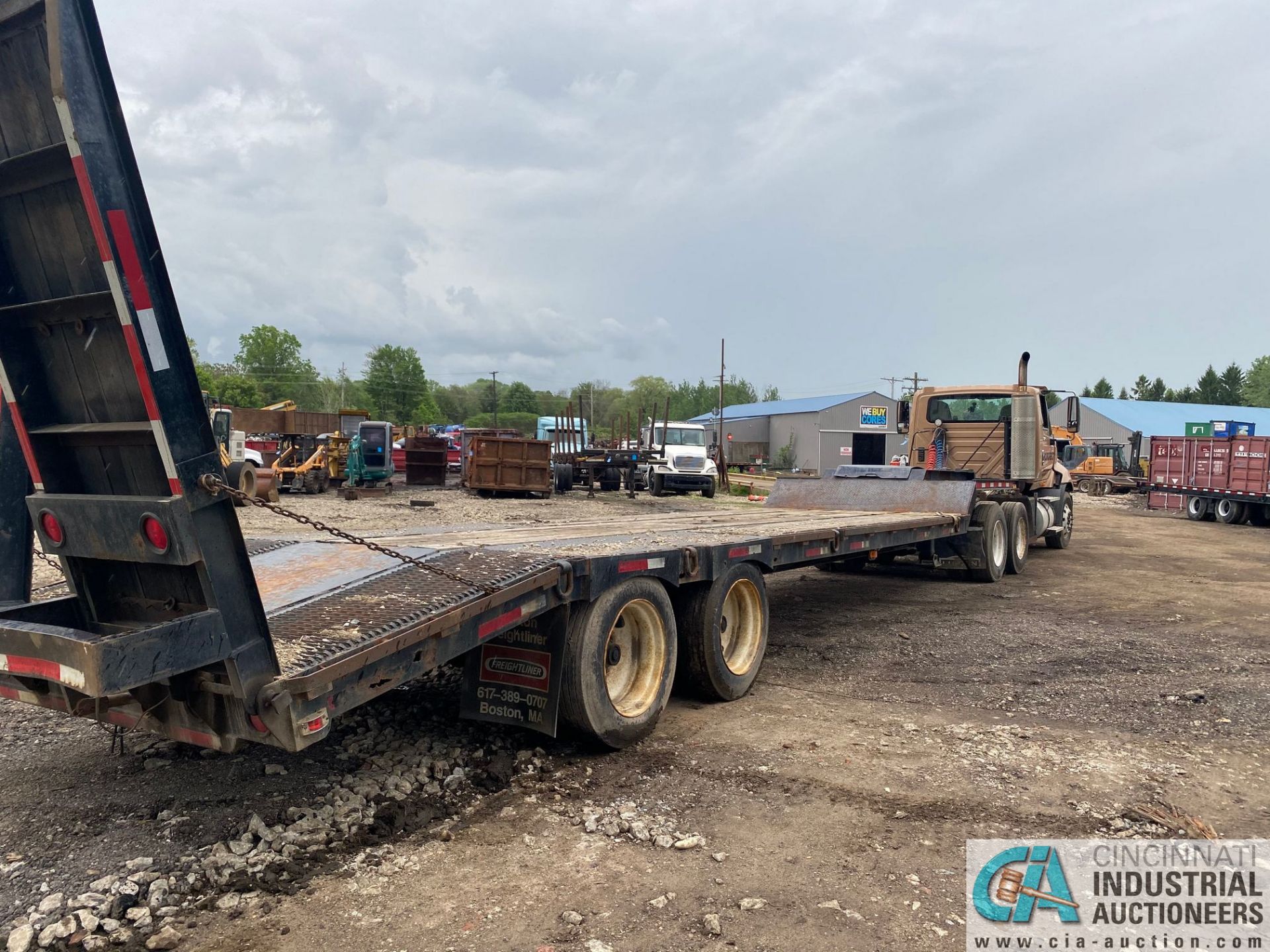 2003 CHEROKEE TWIN AXLE DROP DECK TRAILER WITH HYDRAULIC RAMPS, 25' WOOD DECK, 5' DOVETAIL, 8' TOP - Image 4 of 6