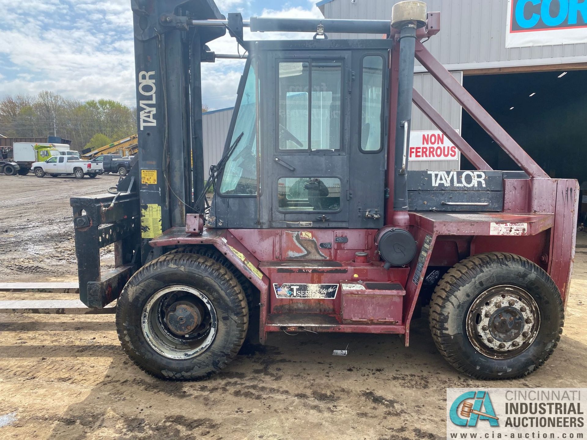 22,000 LB. CAPACITY TAYLOR T-220S "BIG RED" DIESEL, DUAL TIRE PNEUMATIC LIFT TRUCK, 93" FORKS, 17, - Image 5 of 12