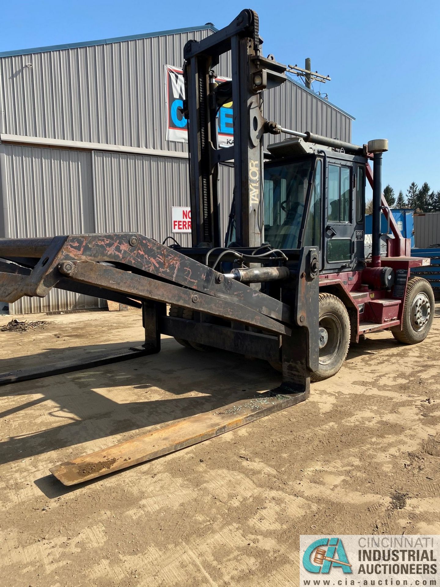 22,000 LB. CAPACITY TAYLOR T-220S "BIG RED" DIESEL, DUAL TIRE PNEUMATIC LIFT TRUCK, PIPE CLAMP, 16,