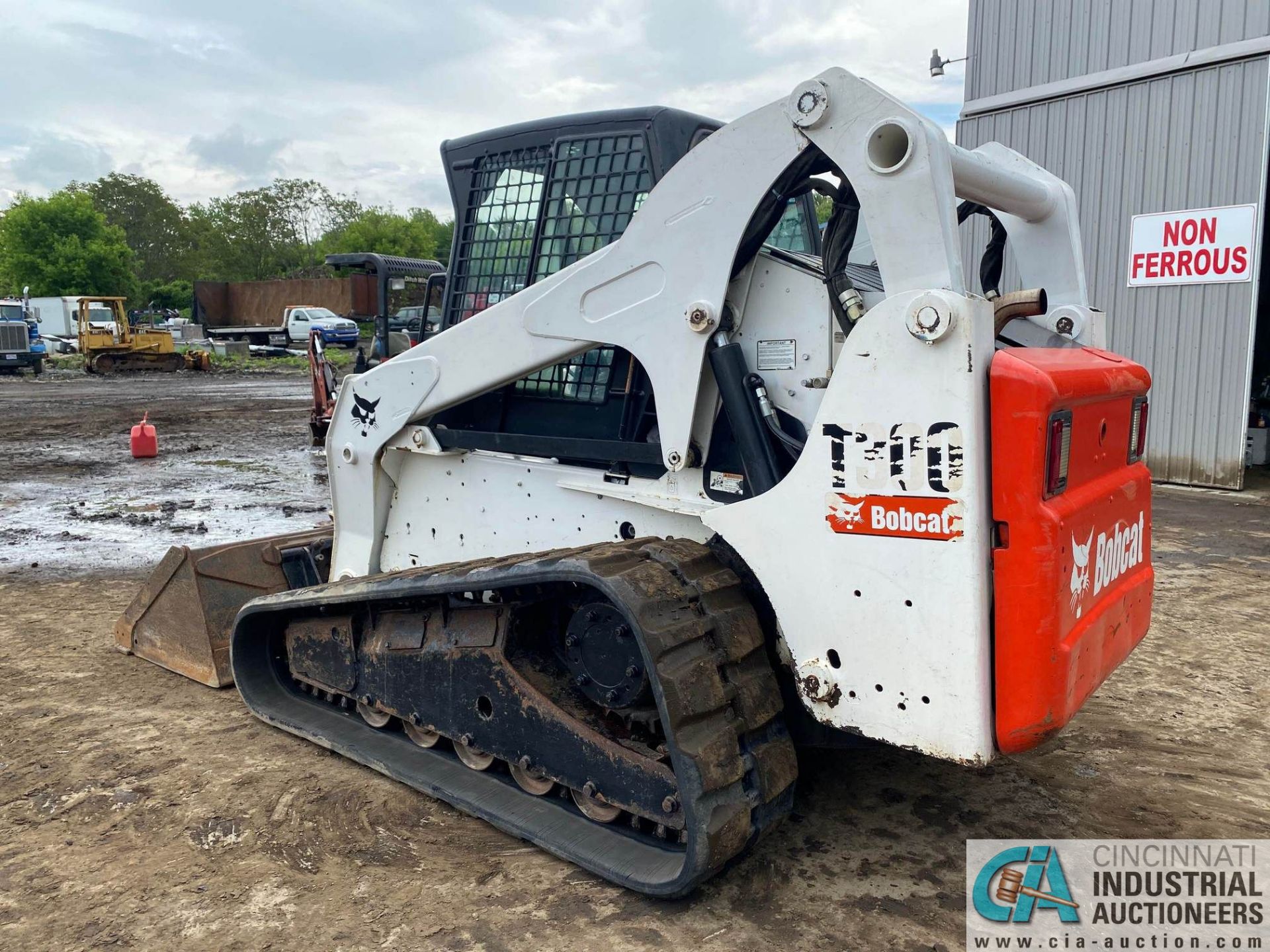 2010 BOBCAT T300 EROPS TRACK SKID STEER, 3,200 HOURS, MISSING DOOR, KUBOTA DIESEL, HAND CONTROL - Image 5 of 10