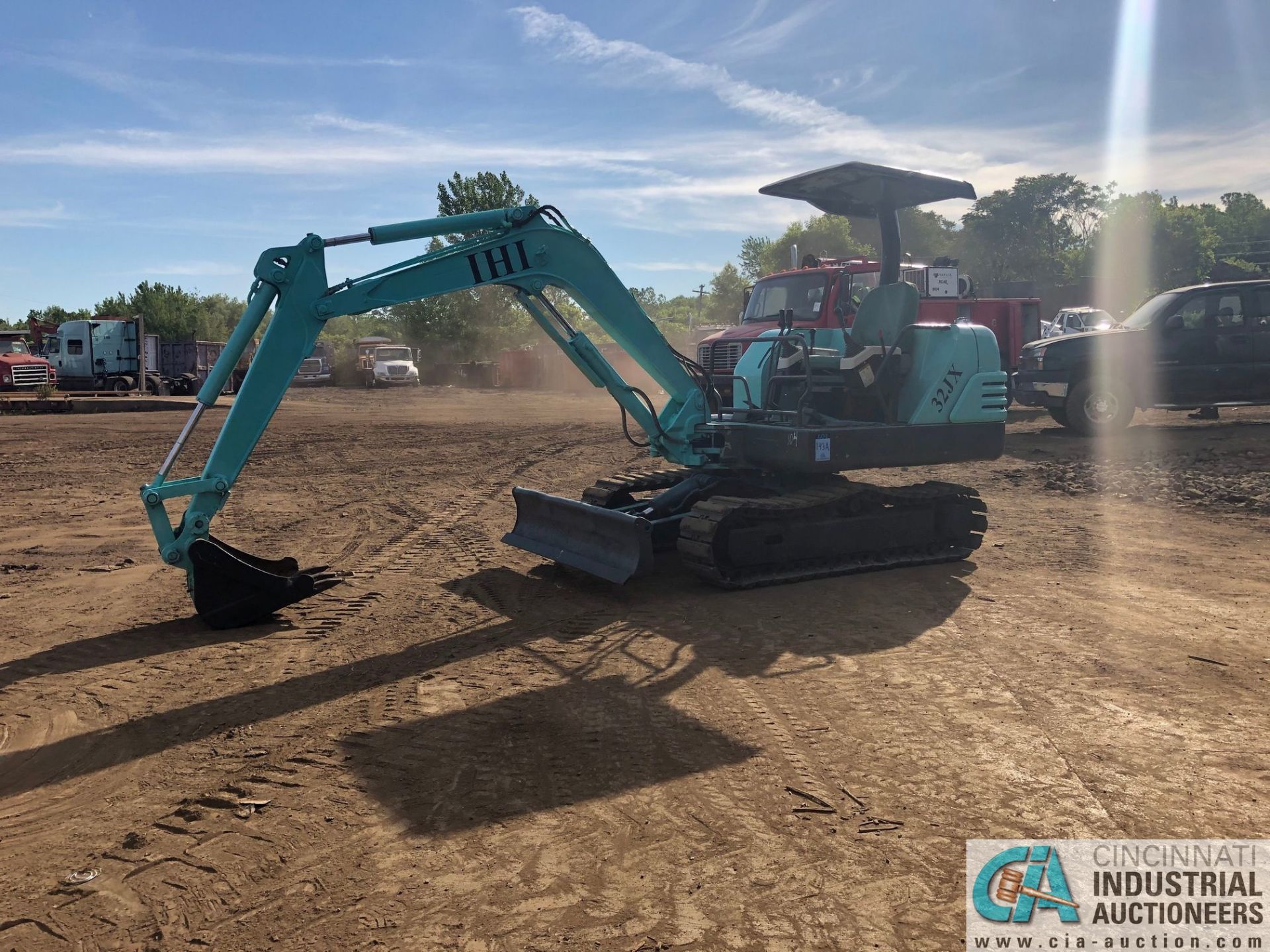 IHI MODEL 32J RUBBER TRACK MINI EXCAVATOR; S/N AE000591, 18" TOOTH BUCKET, 60" GRADER BLADE, - Image 4 of 5