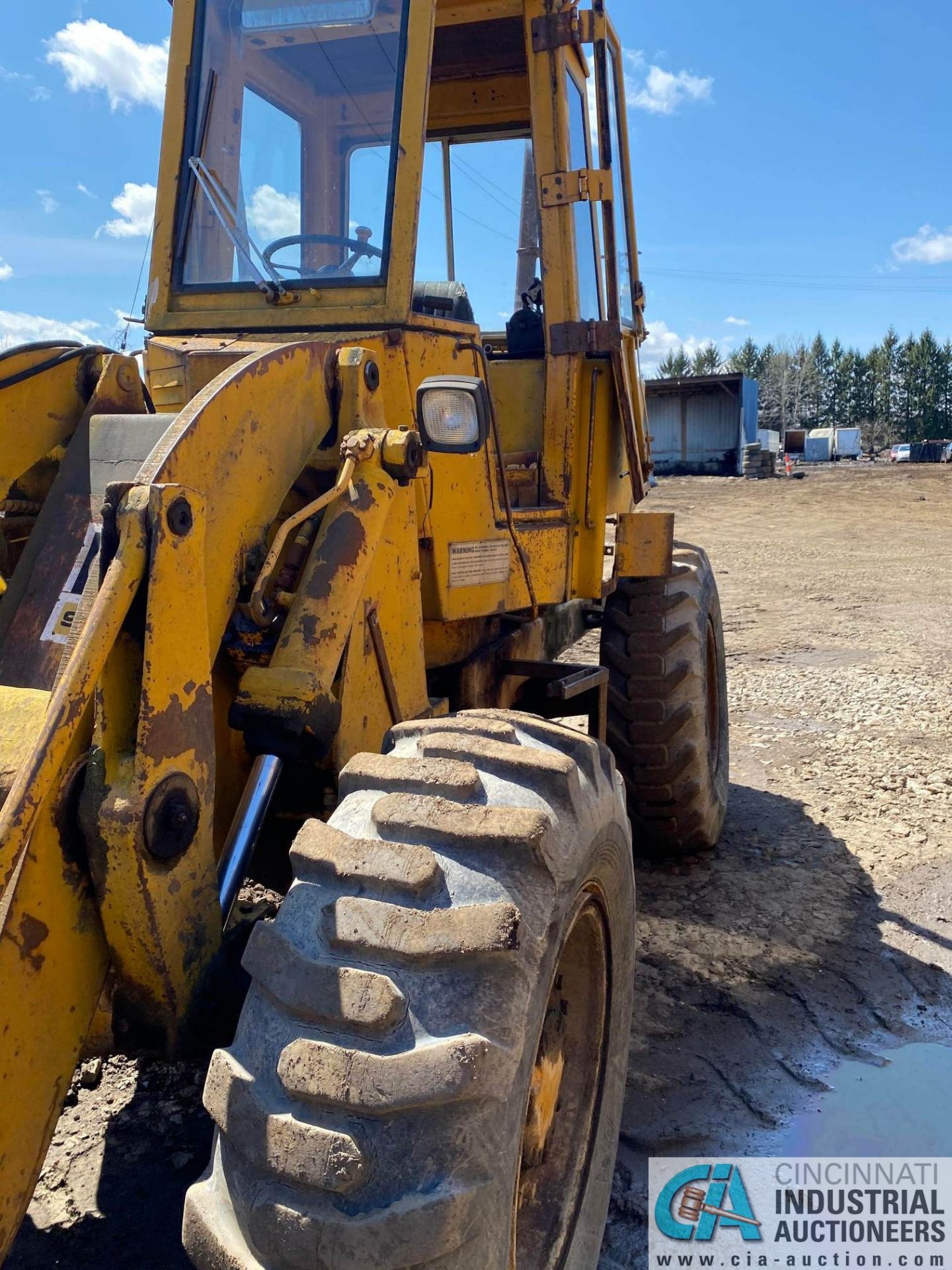 CATERPILLAR 920 ARTICULATED RUBBER TIRE TOOL CARRIER WITH 42" FORK ATTACHMENT; S/N 62K2638, W/ - Image 4 of 7