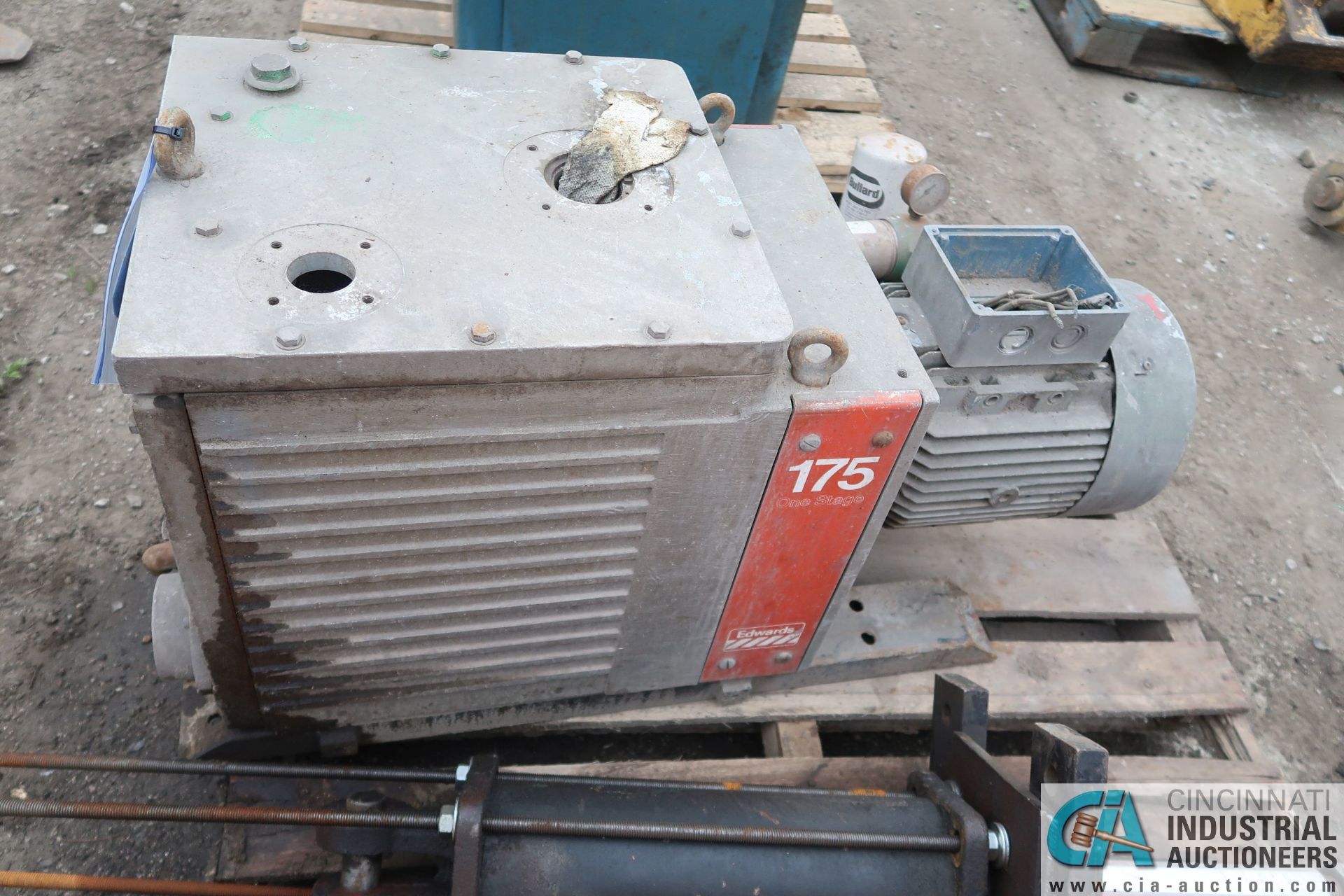 5 HP EDWARDS MODEL E1M175 ONE STAGE ROTARY VANE VACUUM PUMP; S/N 163 - Image 2 of 5