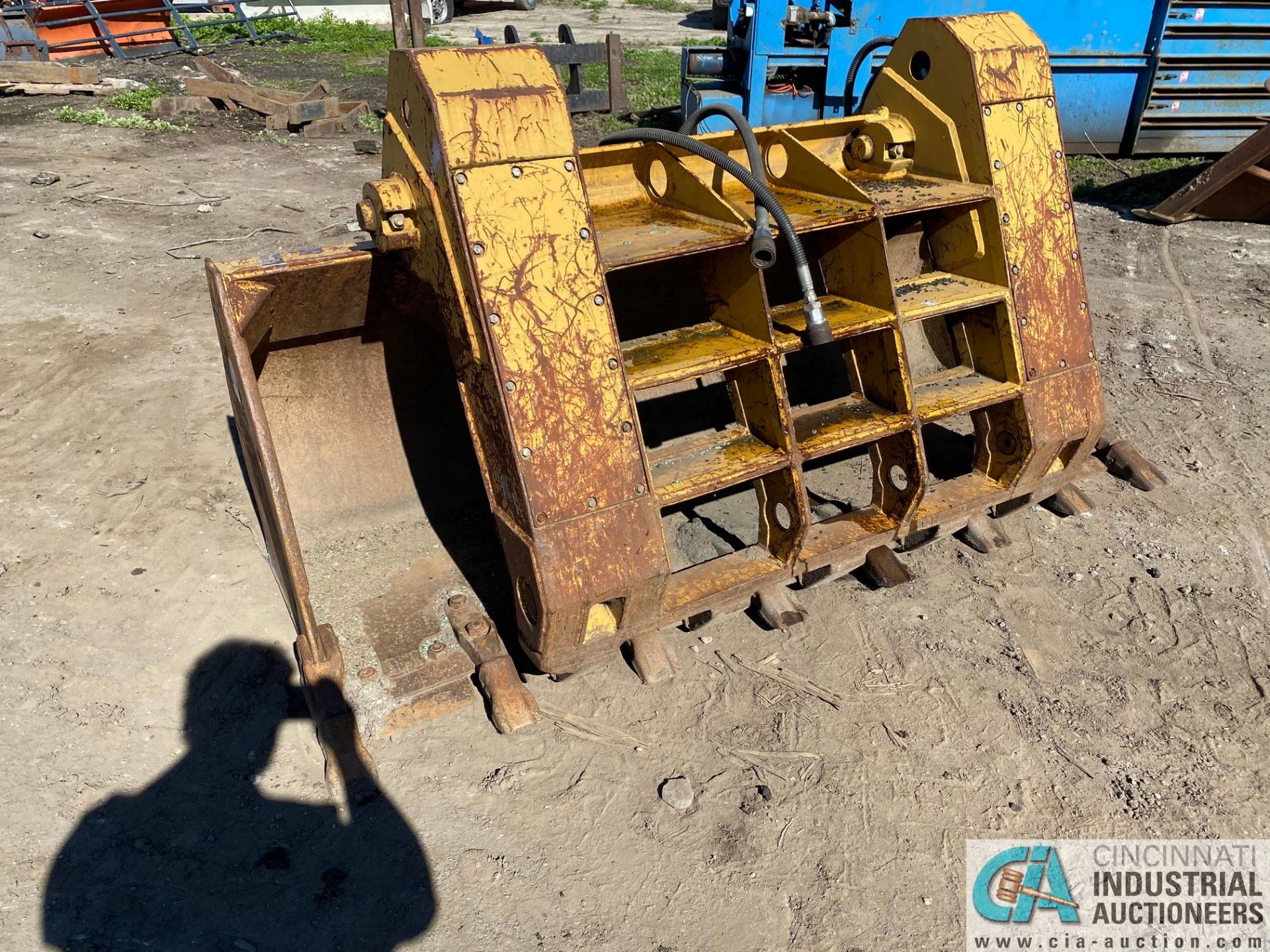 92" ALLIED GATOR MODEL 1661A HYDRAULIC LOADER BUCKET WITH GRAPPLER ATTACHMENT