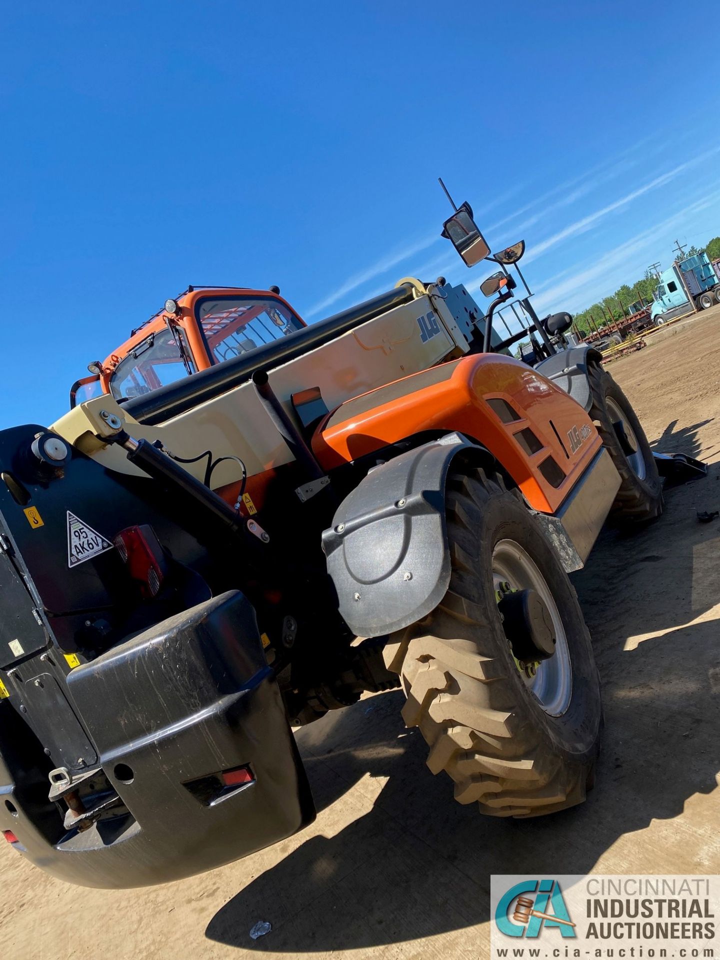 2012 JLG MODEL 4017PS RUBBER TIRE 4-WHEEL DRIVE BOOM LIFT; S/N 1160006604, - Image 2 of 7