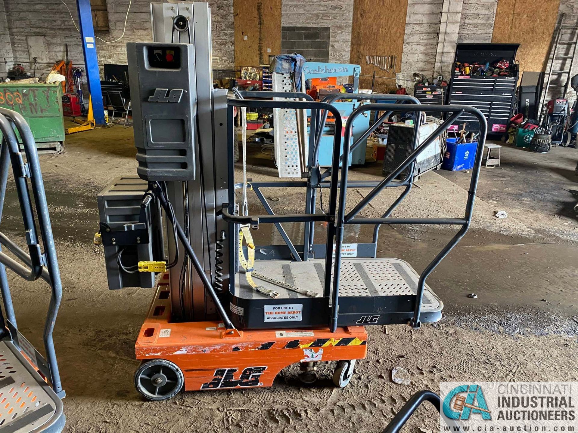 JLG 12SP ELECTRIC LIFT MANLIFT, 500 LB. MAX CAPACITY; S/N 0900023472, 12 VOLT, BUILT-IN CHARGER, 12'