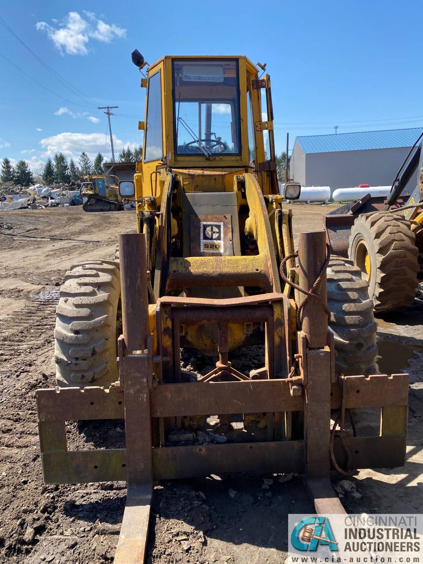 CATERPILLAR 920 ARTICULATED RUBBER TIRE TOOL CARRIER WITH 42" FORK ATTACHMENT; S/N 62K2638, W/ - Image 3 of 7