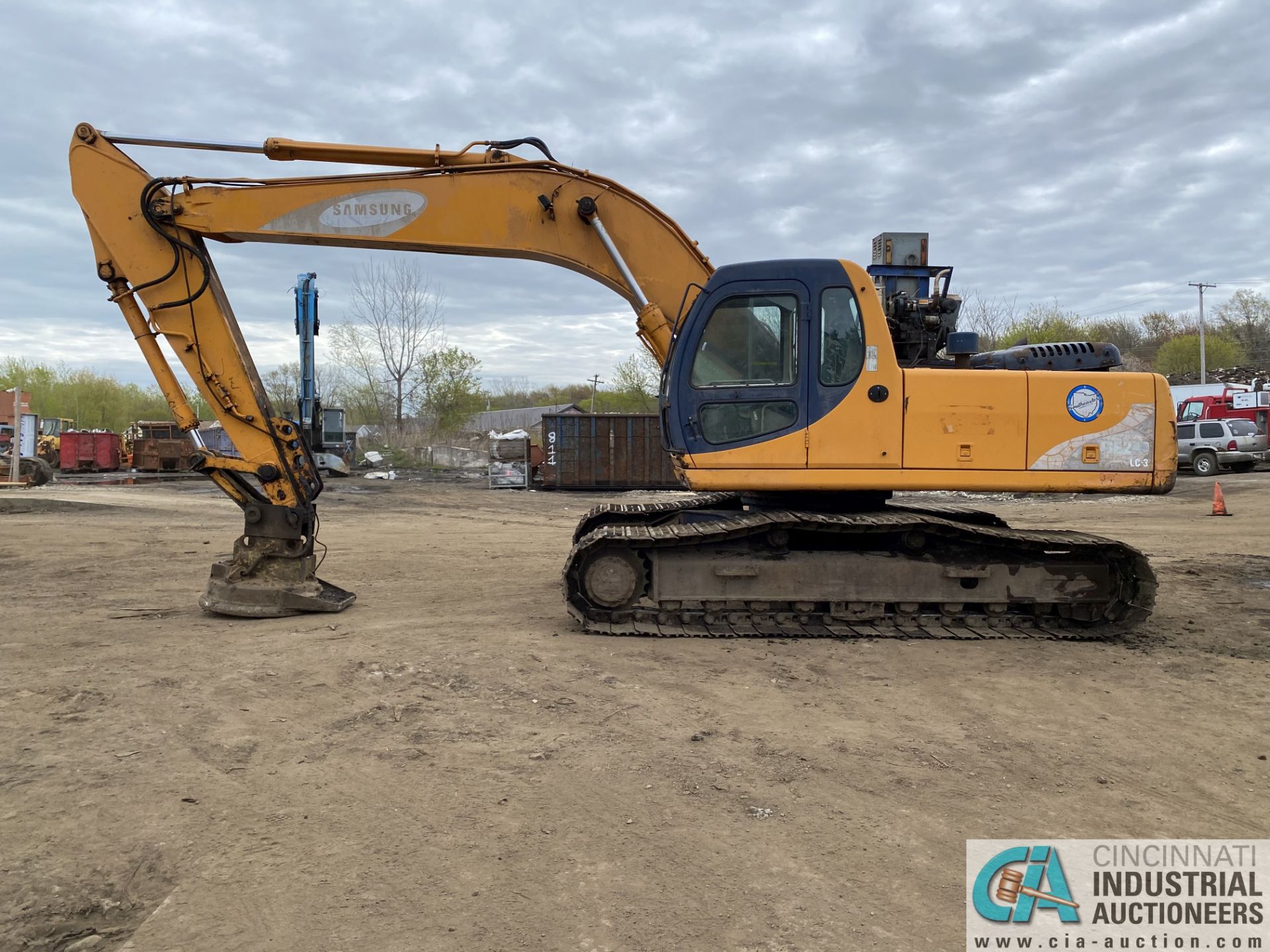 SAMSUNG SE240LC-3 TRACK EXCAVATOR, 9,300 HOURS, S/N FGY0443, 125 KW, 6-CYLINDER ENGINE (2001) - Image 3 of 10