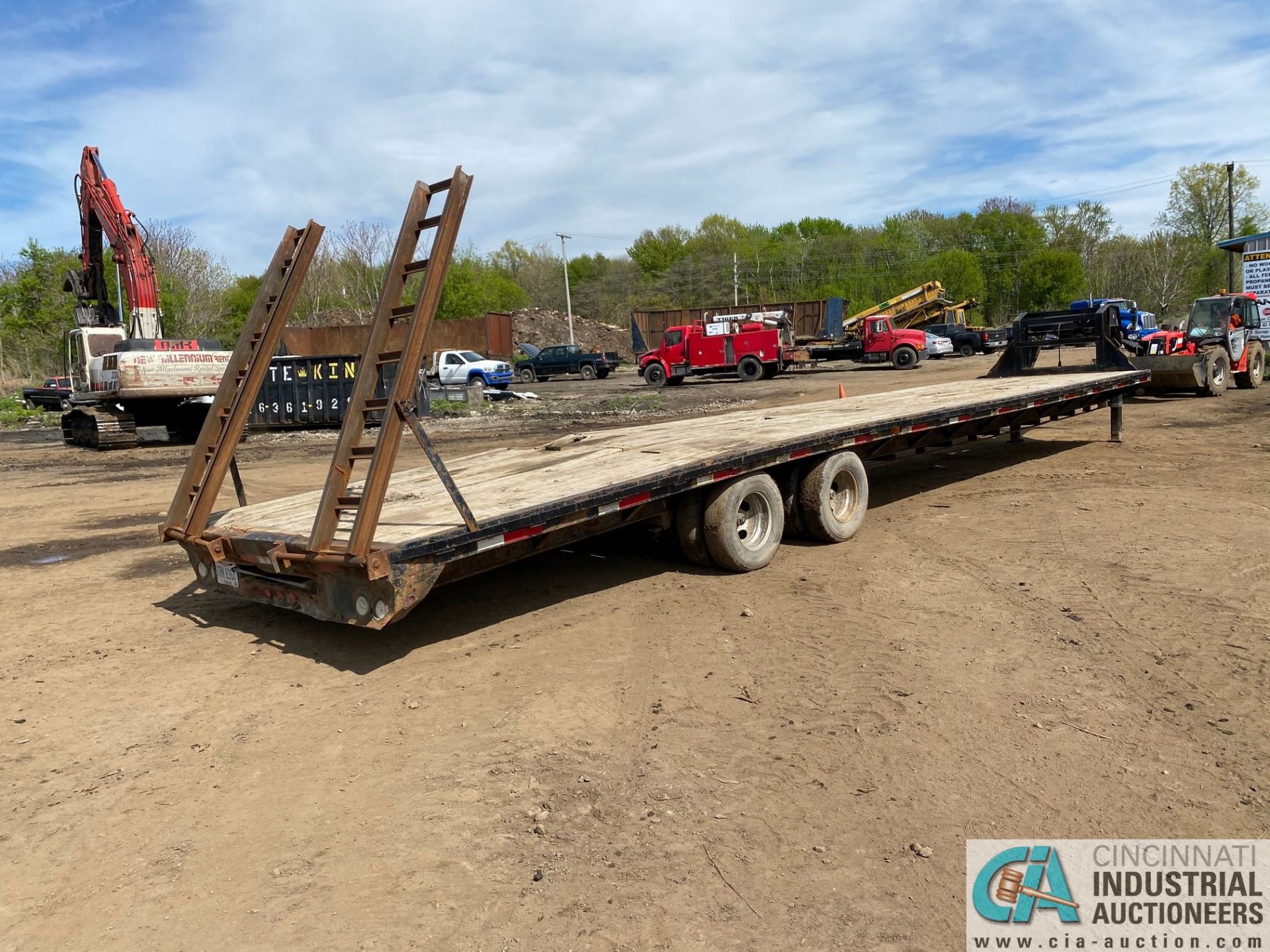 2013 - 40' PJ GOOSENECK TANDEM AXLE, DUAL WHEEL EQUIPMENT TRAILER WITH RAMPS - Image 4 of 4