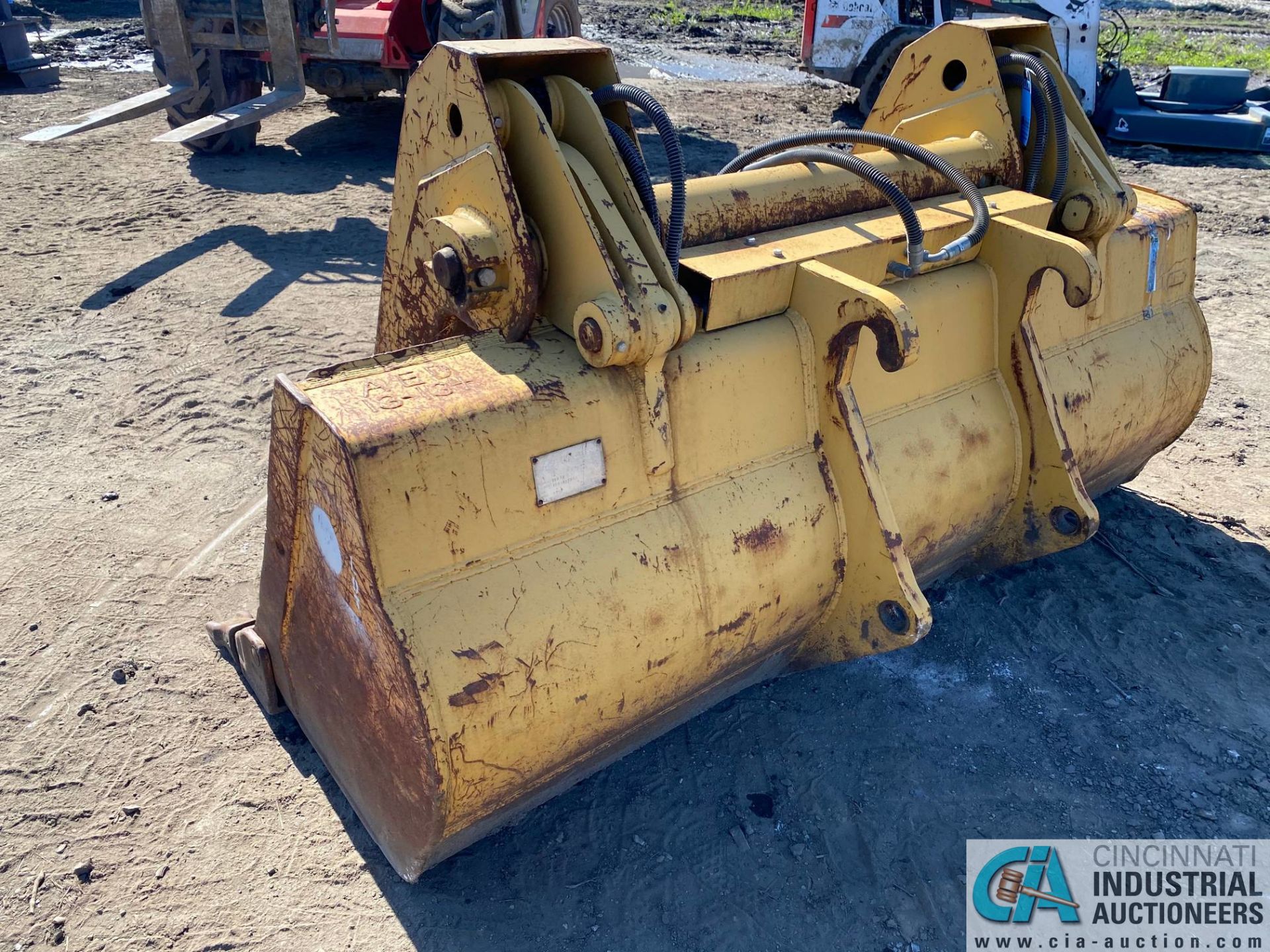 92" ALLIED GATOR MODEL 1661A HYDRAULIC LOADER BUCKET WITH GRAPPLER ATTACHMENT - Image 4 of 5