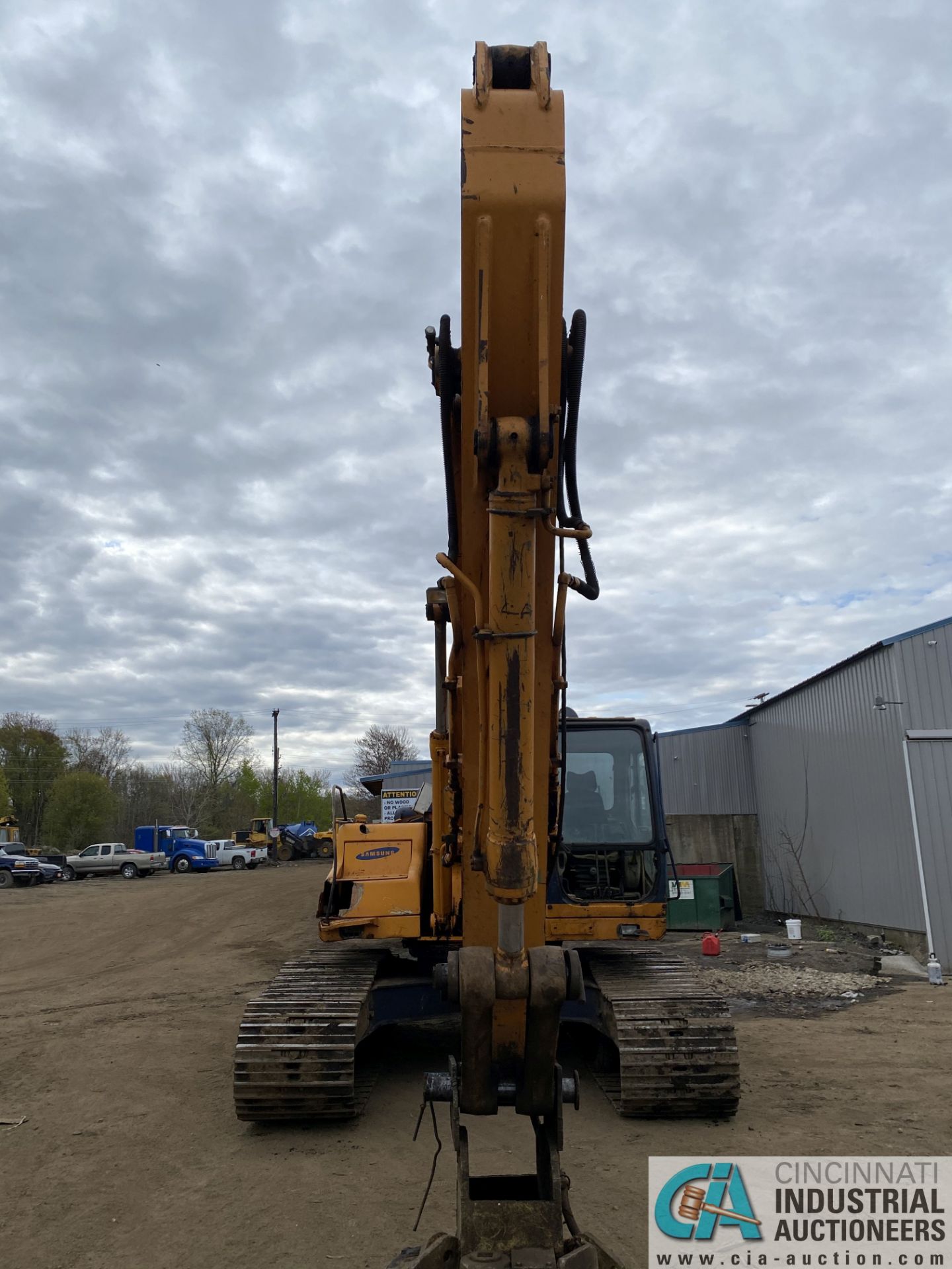 SAMSUNG SE240LC-3 TRACK EXCAVATOR, 9,300 HOURS, S/N FGY0443, 125 KW, 6-CYLINDER ENGINE (2001) - Image 2 of 10